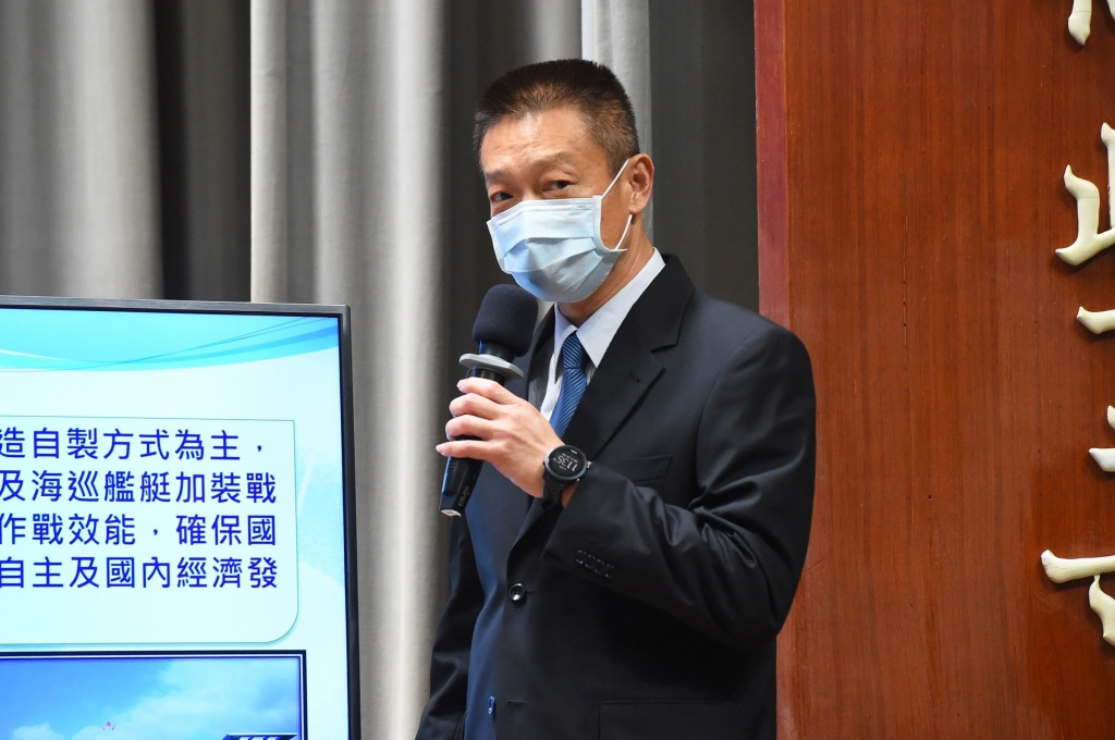 國防部戰規司副司長陳黃榮說明海空戰力提升計畫採購特別條例(行政院)