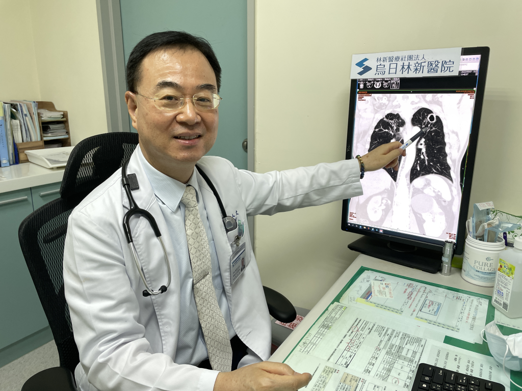 臺中烏日林新醫院胸腔內科許人文醫師說明患者 X光檢查中左上肺有一個2.5公分的空洞(僅拍照時脫口罩)