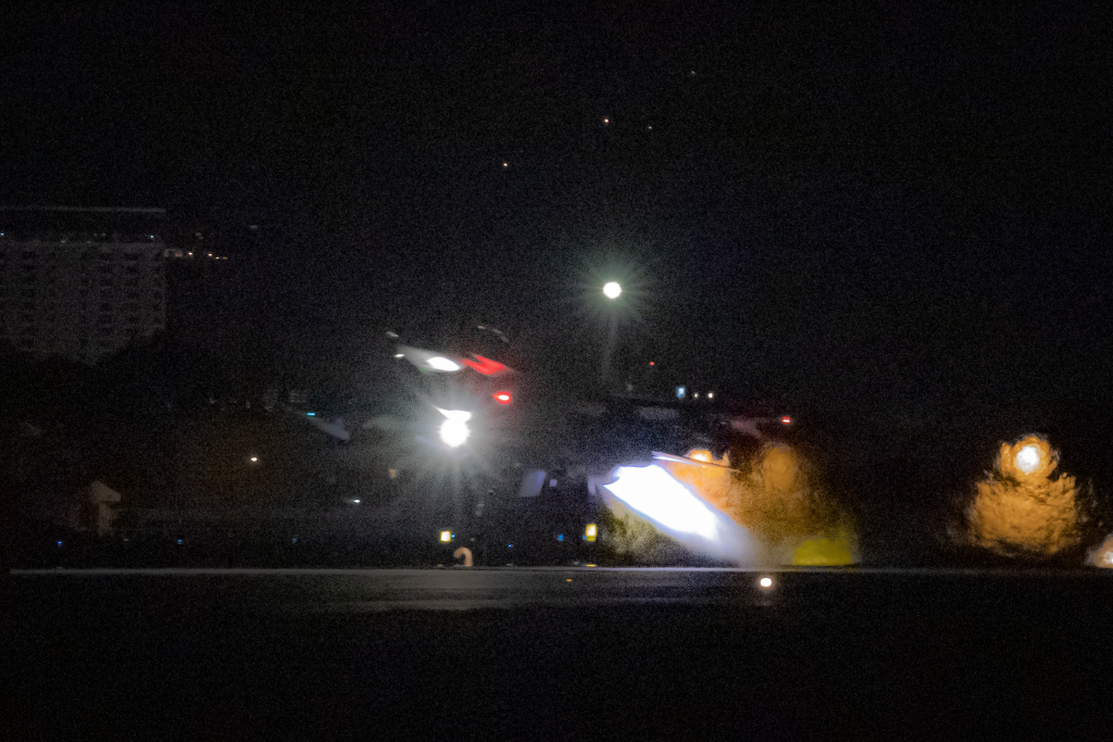 空軍官兵順利完成夜間緊急起飛。(記者陳奕銘攝影)