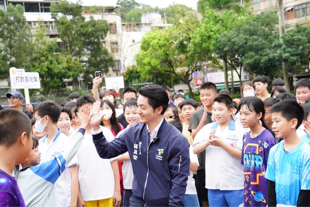 臺北市長蔣萬安出席明湖國小兒童月翻轉上下課活動與學童互動(北市府提供)