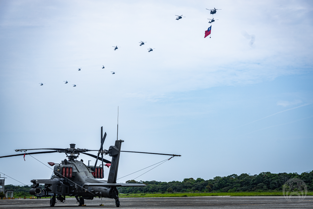 由CH-47SD帶領直升機梯隊進行操演。(陳奕銘 攝)