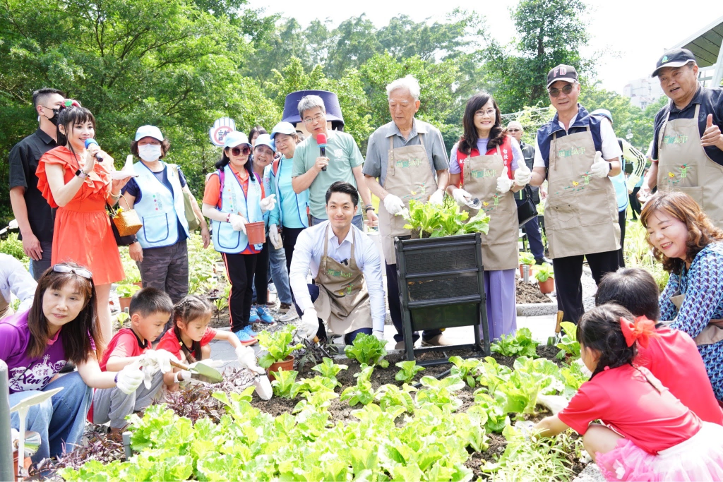 臺北市長蔣萬安親自與現場志工及社區夥伴一同種植菜苗(北市府提供)
