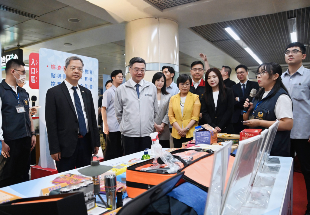 行政院長卓榮泰蒞臨「國家團結月 守護之盾-防空避難體驗特展」參觀靜態展(內政部提供)