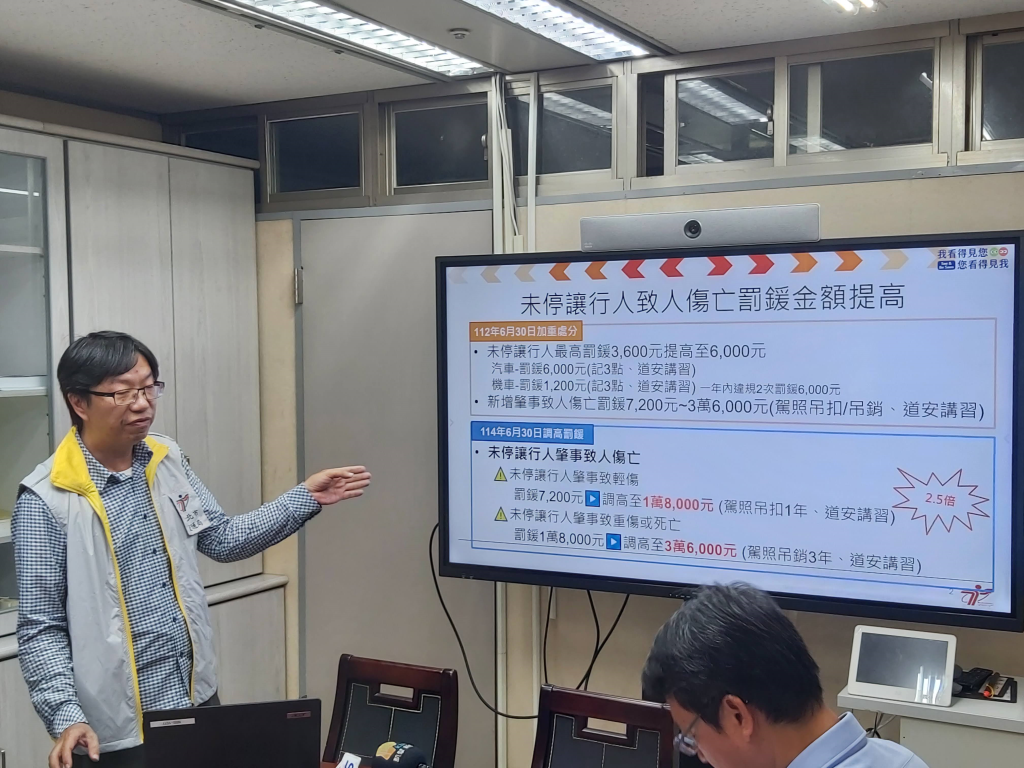 臺北市交通事件裁決所違規裁罰課長李天行說明未停讓行人罰鍰加倍處分(張忠恕攝)
