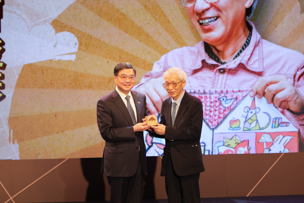 行政院長卓榮泰（右）與特別貢獻獎繪本創作者曹俊彥（右）。(記者景義婷攝)