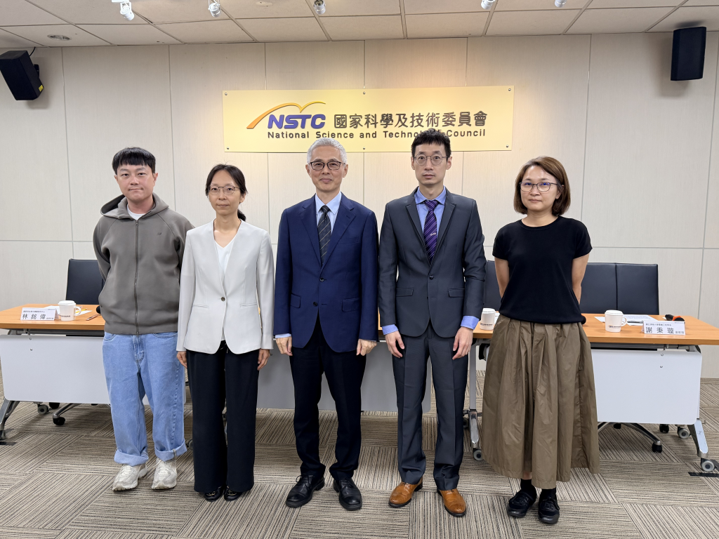 清華大學電機工程學系副教授彭朋瑞、謝秉璇，電子工程研究所副教授劉怡君，以及國研院臺灣半導體研究中心博士林銘偉。(記者景義婷攝)