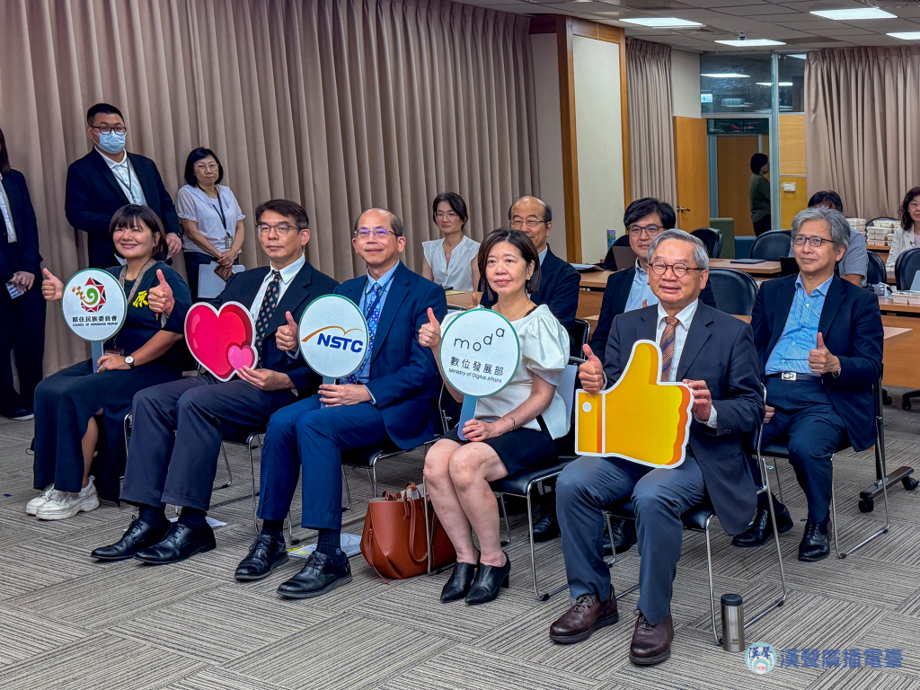 前排左起原民會社福處李珮瑄科長、國科會科技辦呂佩融副執秘、國科會科技辦張振豪執秘、數發部楊佳玲政次、國科會吳誠文政委、後排左起國科會生科處楊台鴻處長、數發部數產署巫建恒副組長、科技政策諮詢專家室蔡志宏主任。(記者景義婷攝)
