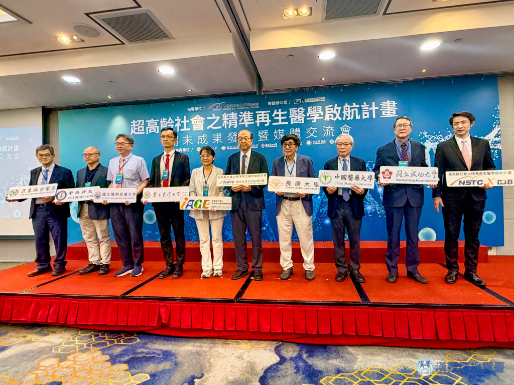 左起張至宏亞東紀念醫院副院長、謝清河中央研究院生物醫學科學研究所特聘研究員、邱士華國立陽明交通大學特聘教授、鄭乃禎臺大醫院外科部教授、涂君怡國科會生科處副處長、楊台鴻國科會生科處處長、游正博長庚大學特聘講座教授、鄭隆賓中國醫藥大學講座教授、沈延盛國立成功大學臨床醫學研究所教授、劉韋博生物技術開發中心產發處處長。(記者景義婷攝)