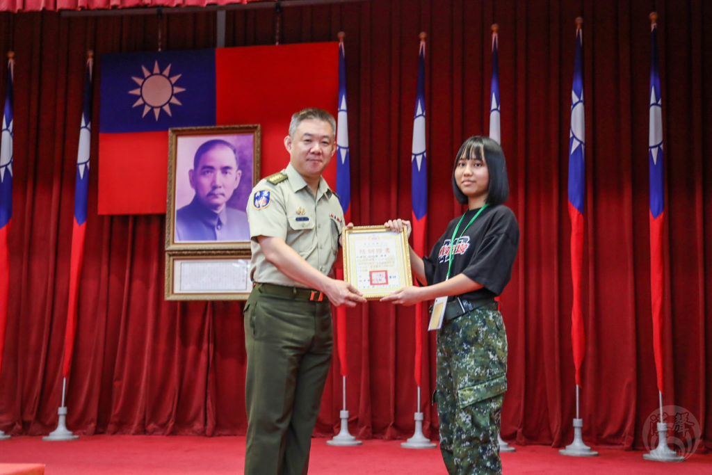 憲兵鐵衛體驗營結訓典禮授證代表。(記者李宜諭 攝)