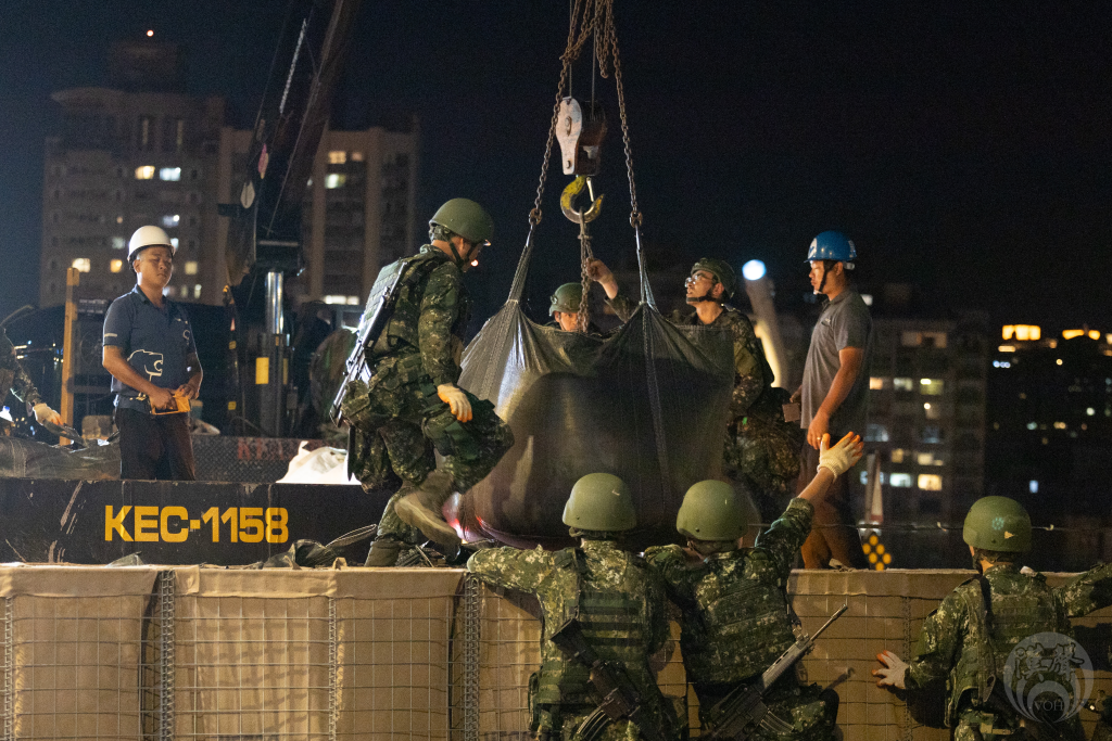 陸軍五三工兵群官兵架設HESCO模組化阻絕設施(記者藍冠庭攝)