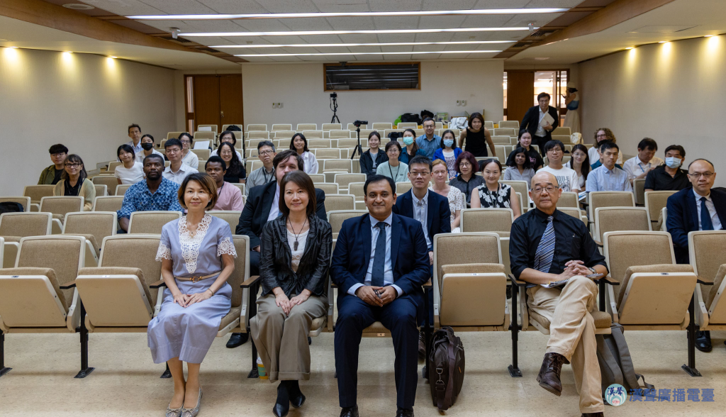 「國際開發援助現場論壇」現場合影。(記者景義婷攝)