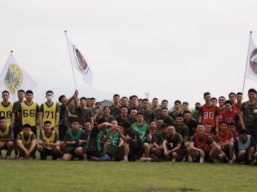 蘭指部辦理壘球競賽 凝聚單位向心(陸軍蘭陽地區指揮部混合砲兵營提供)