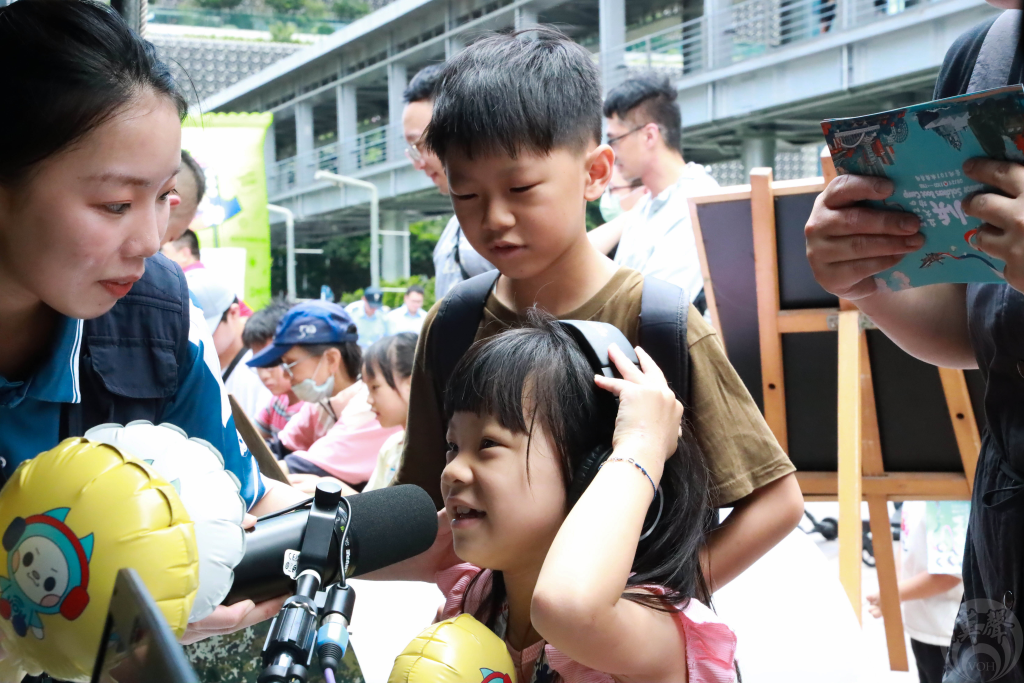 民眾在活動現場參與錄音體驗(記者黃政偉拍攝)