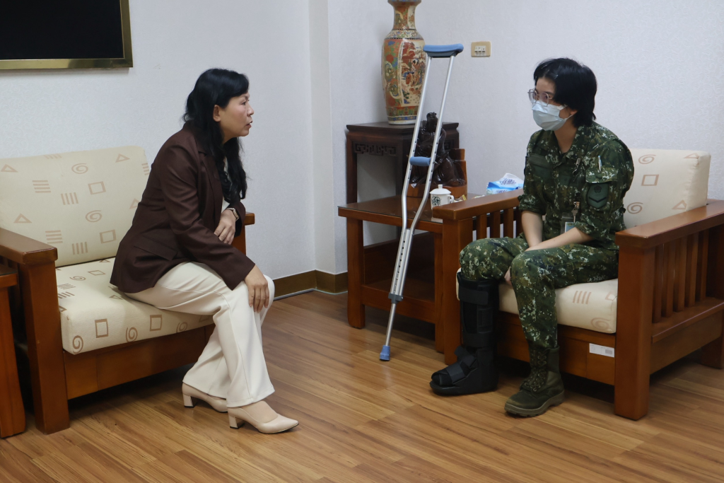 軍友保險慰問官兵(陸軍第十軍團74通資群提供)