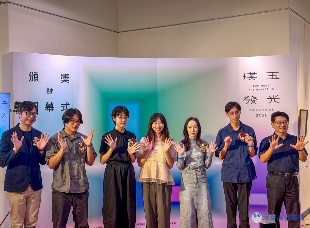 文化部藝術發展司黃宏文副司長（左1）、璞玉獎得主林冠捷（左2）、璞玉獎得主黃昱禎（左3）、國立新竹生活美學館葉于正館長 (右1) 、璞玉獎得主潘奕愷（右2）、璞玉獎得主巴梅莉(右3)、璞玉獎得主唐珮芸(右4)。(記者景義婷攝)