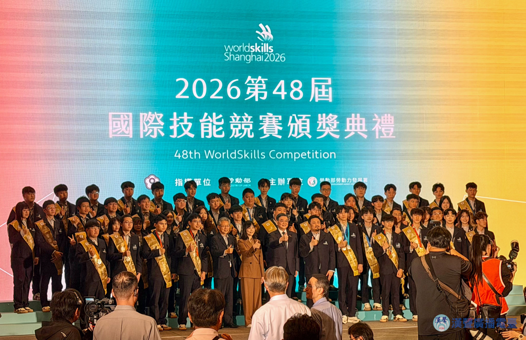 國手與長官貴賓合影。(記者景義婷攝)