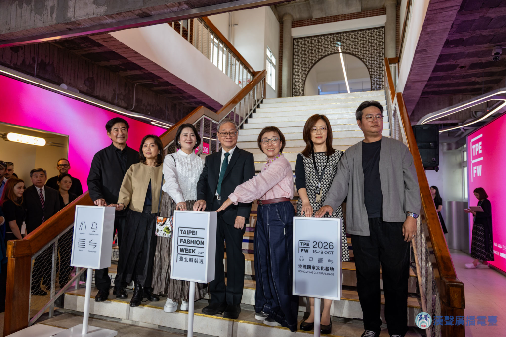 臺北時裝週SS27開幕式現場貴賓合影。(記者景義婷攝)