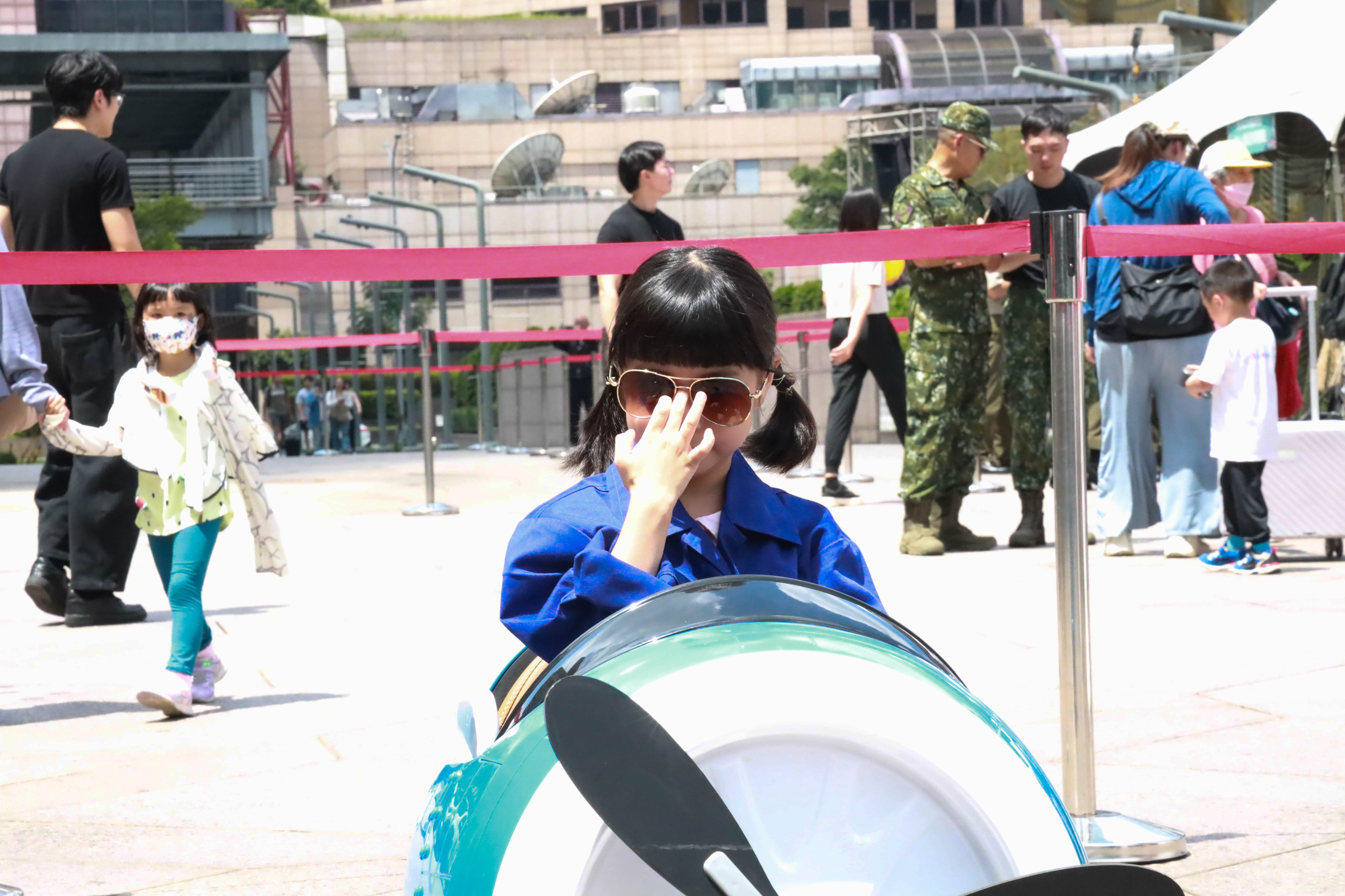 現場小小兵體驗模型飛機試乘