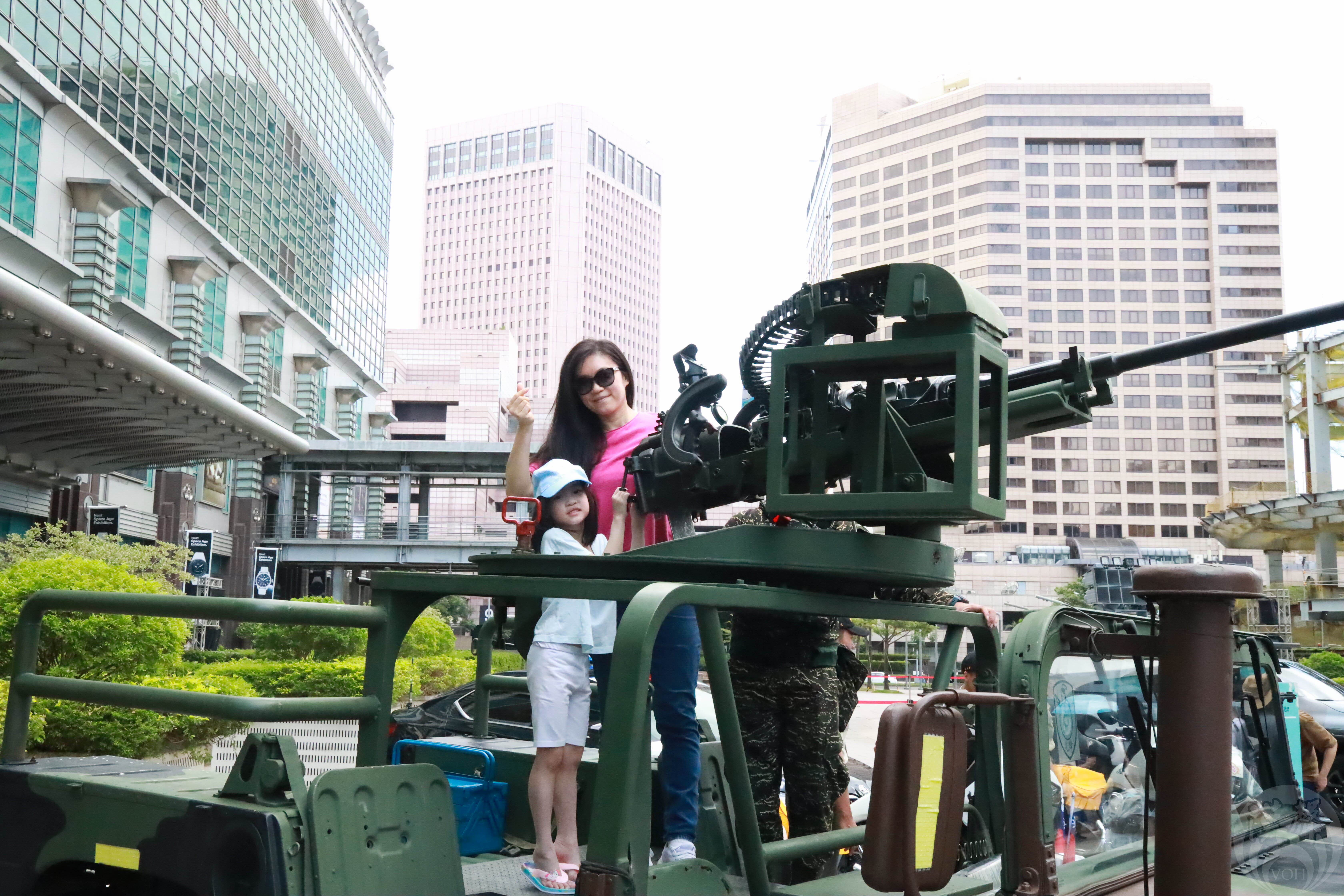現場民眾與國軍攤位互動