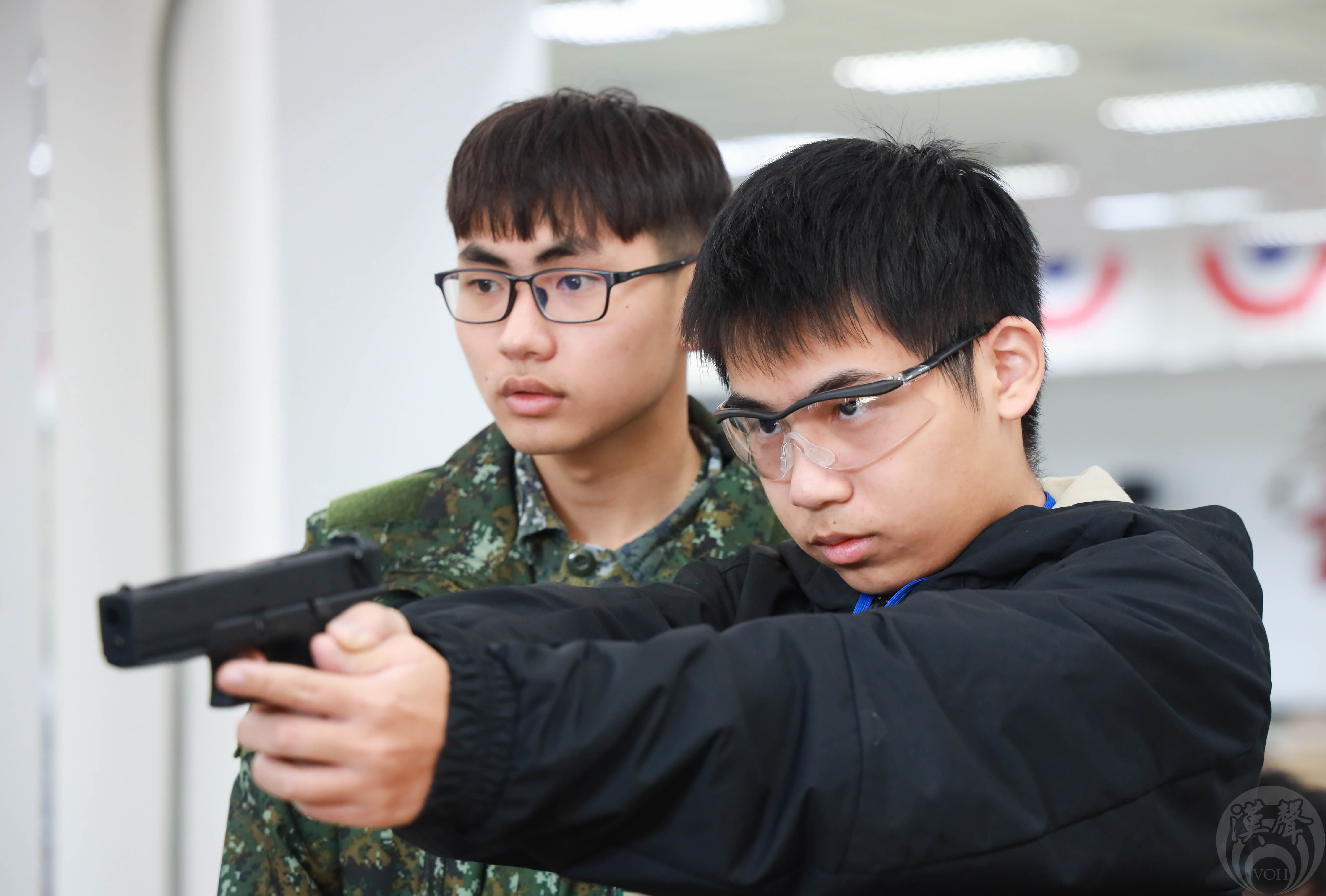 學員實際操作模型槍