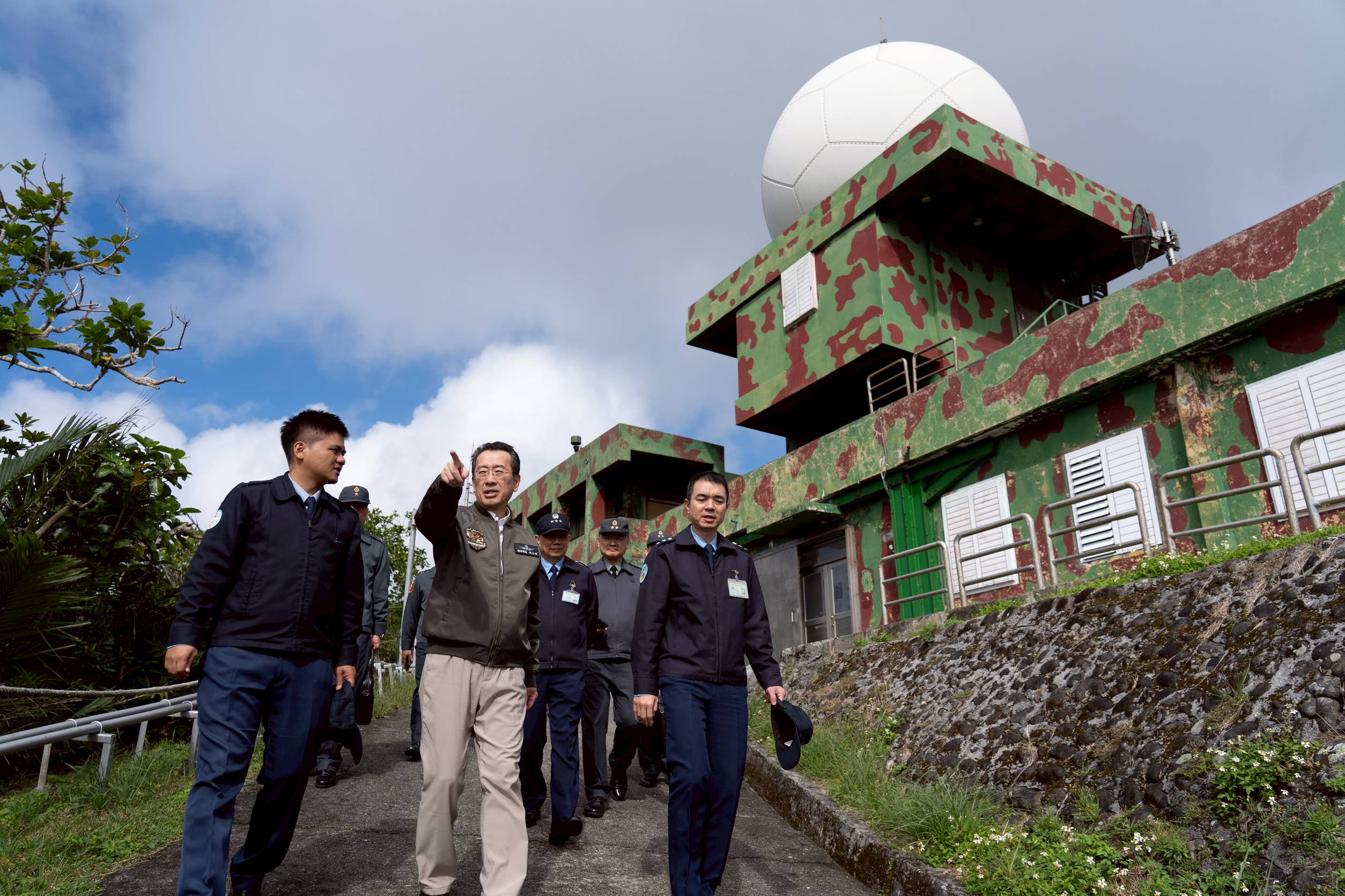 顧部長實地視察營區環境。