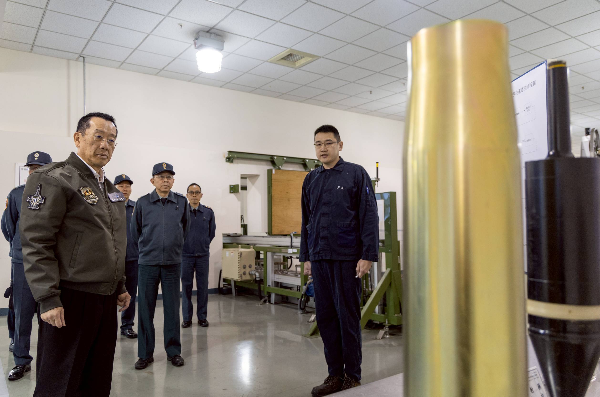 顧部長實地了解軍備局第202廠砲彈生產過程。
