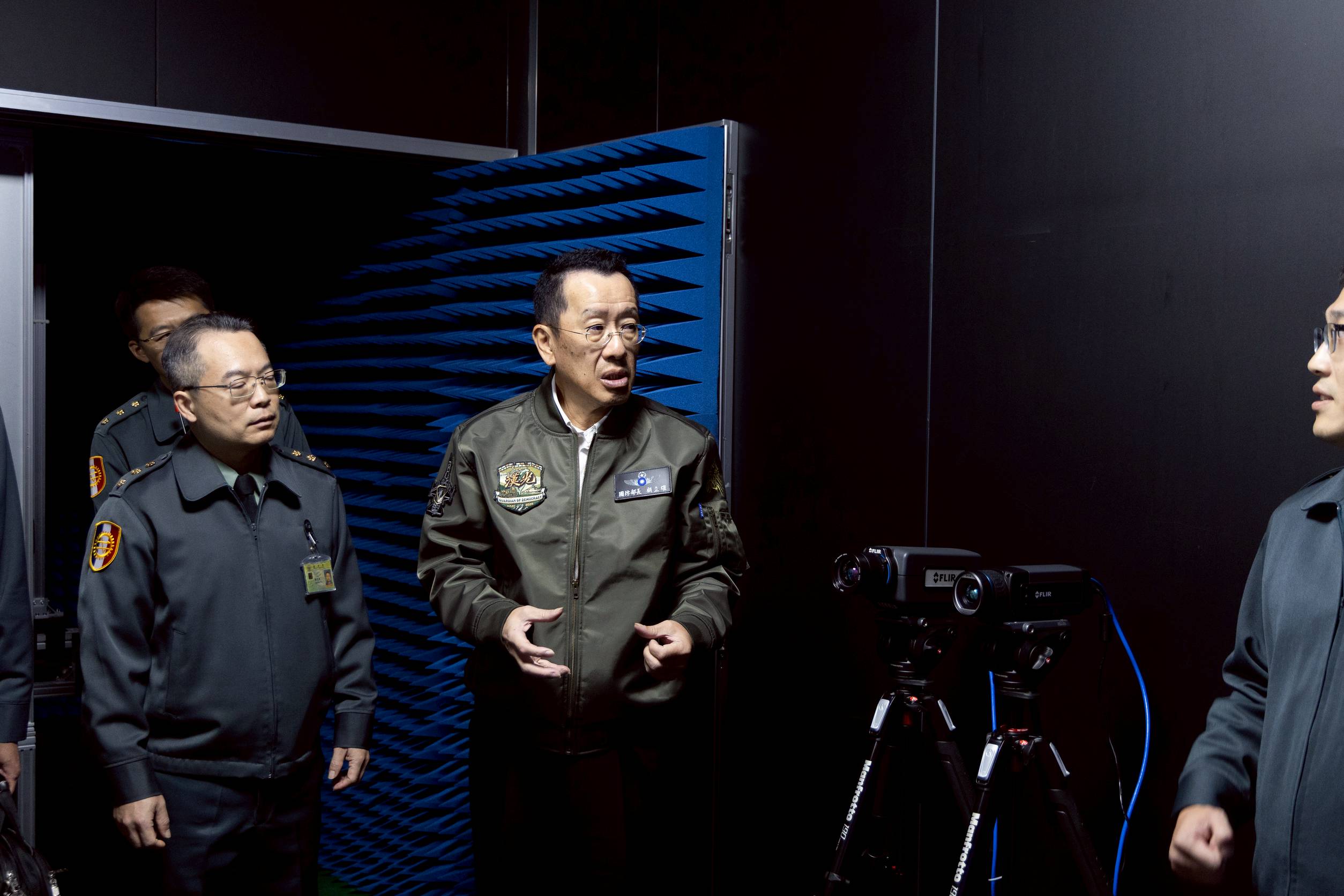 顧部長視導規格鑑測中心。