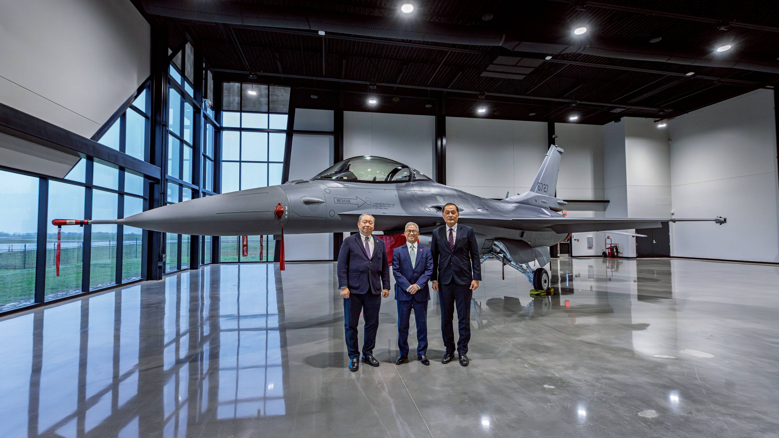 副部長徐斯儉先生與駐美代表處俞大㵢大使、空軍副參謀長田忠儀少將一同於完成組裝之戰機前合影留念