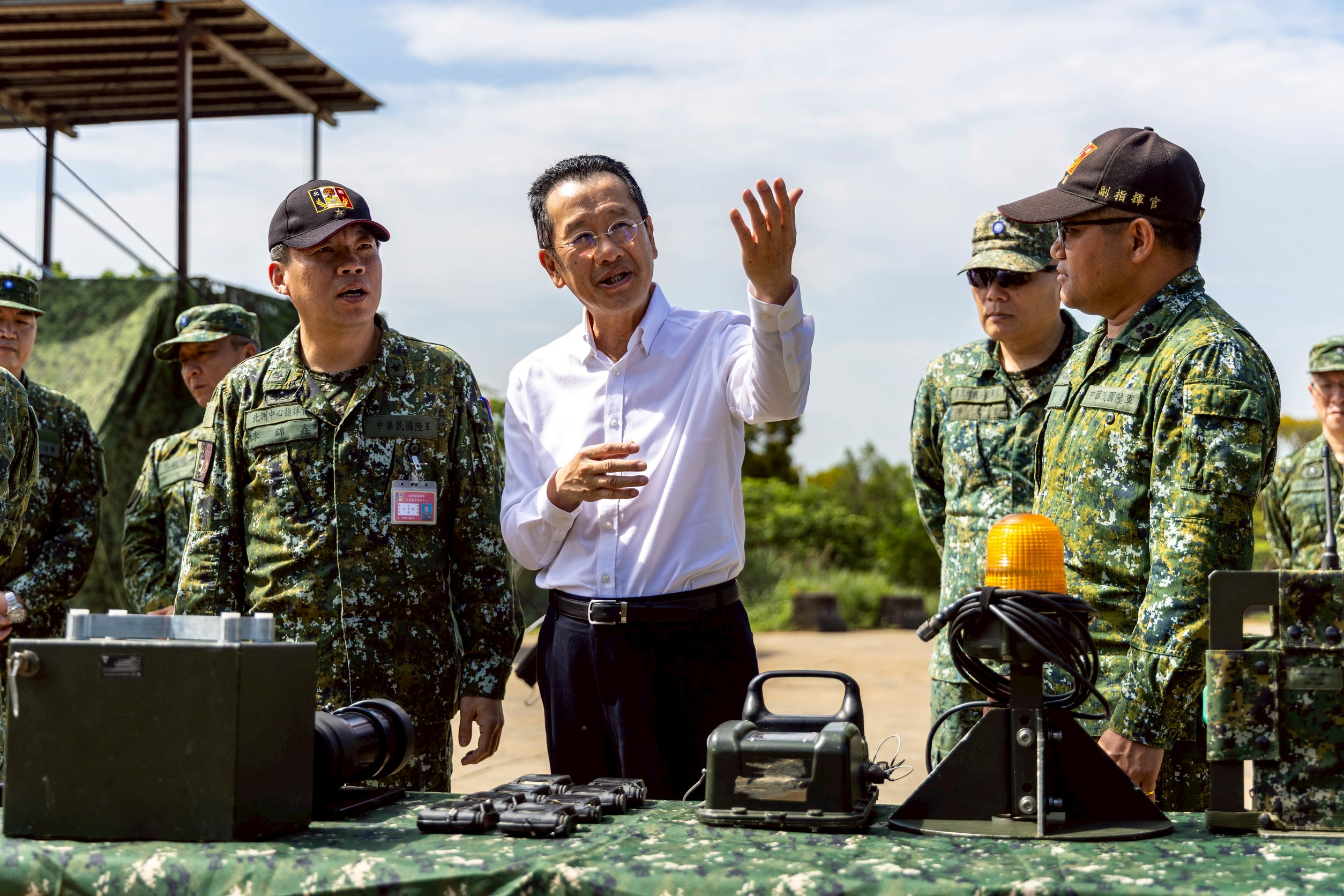 顧部長前往統裁部，瞭解「實兵模擬接戰系統」