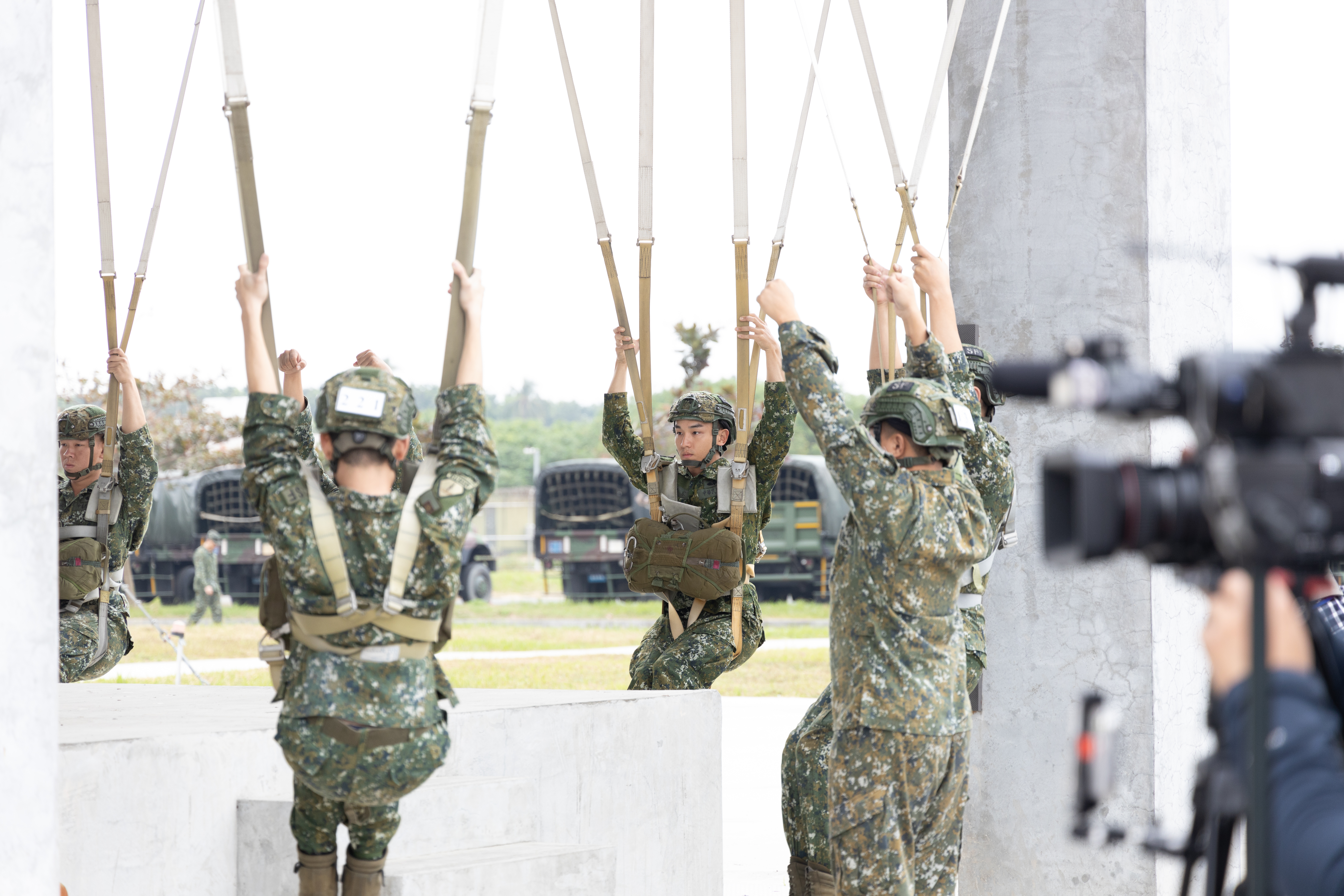 陸軍空降訓練中心展現訓練成果