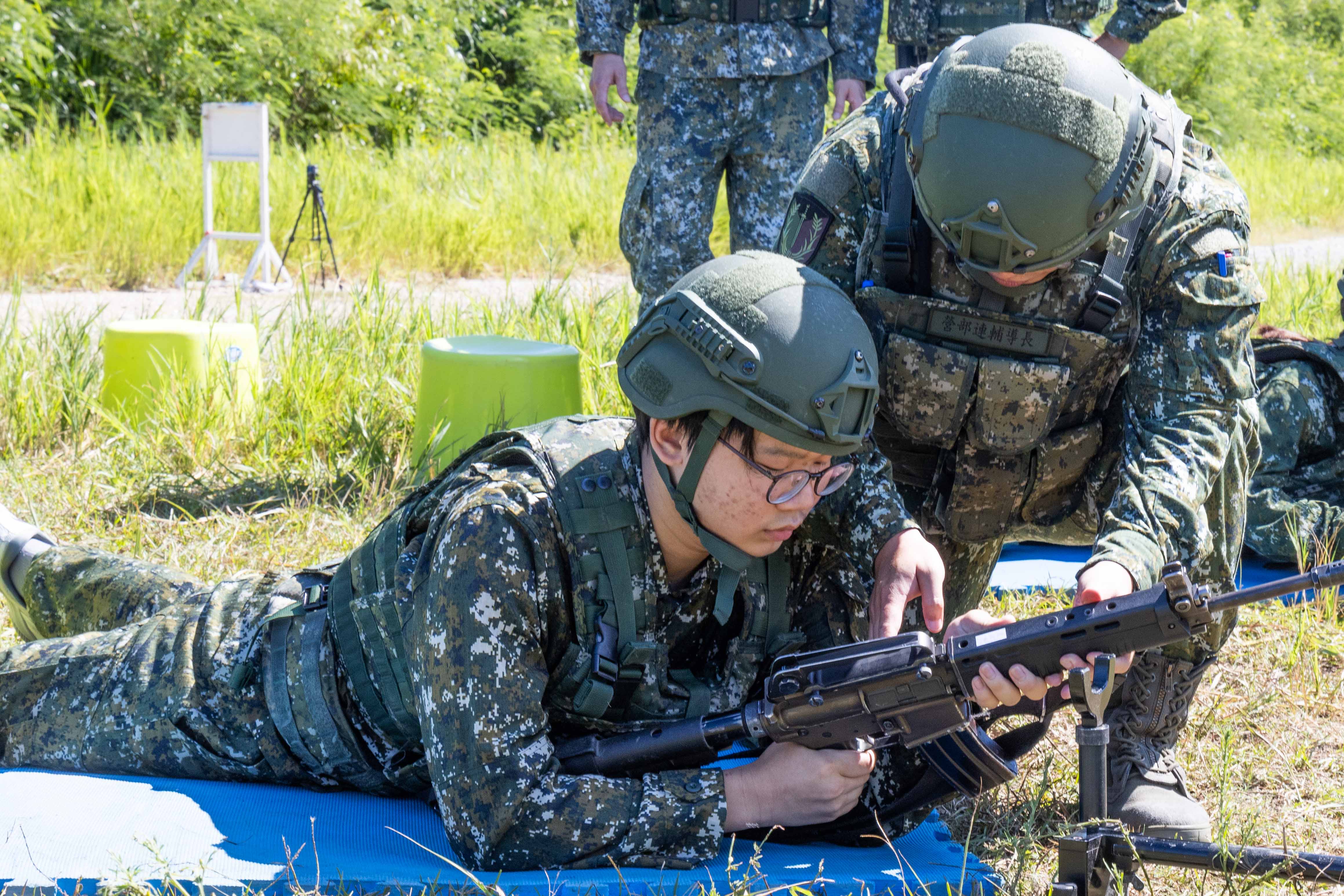 由隊輔引導學員進行射擊預習課程