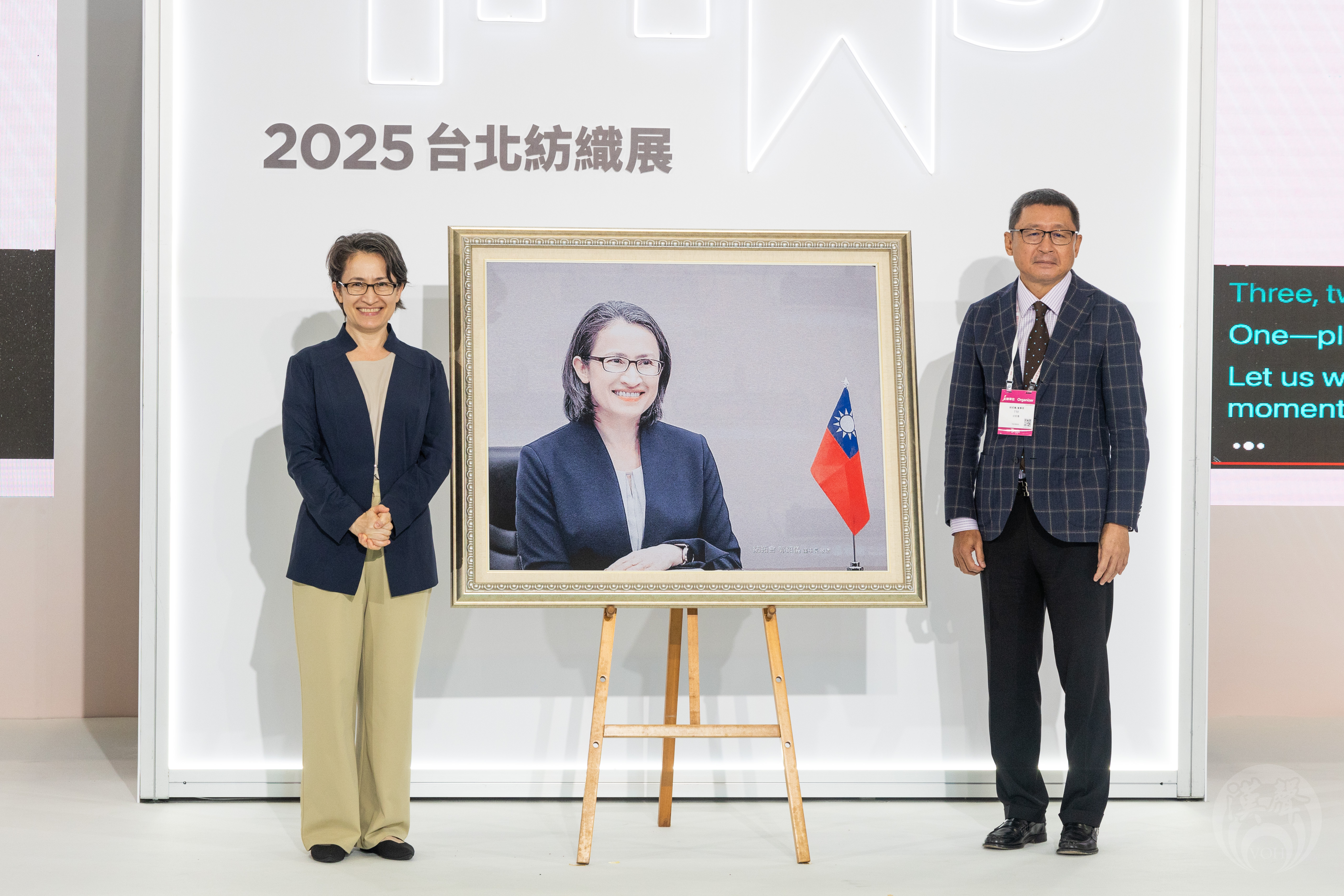 中華民國紡織業拓展會長郭紹儀致贈蕭副總統肖像布料畫像