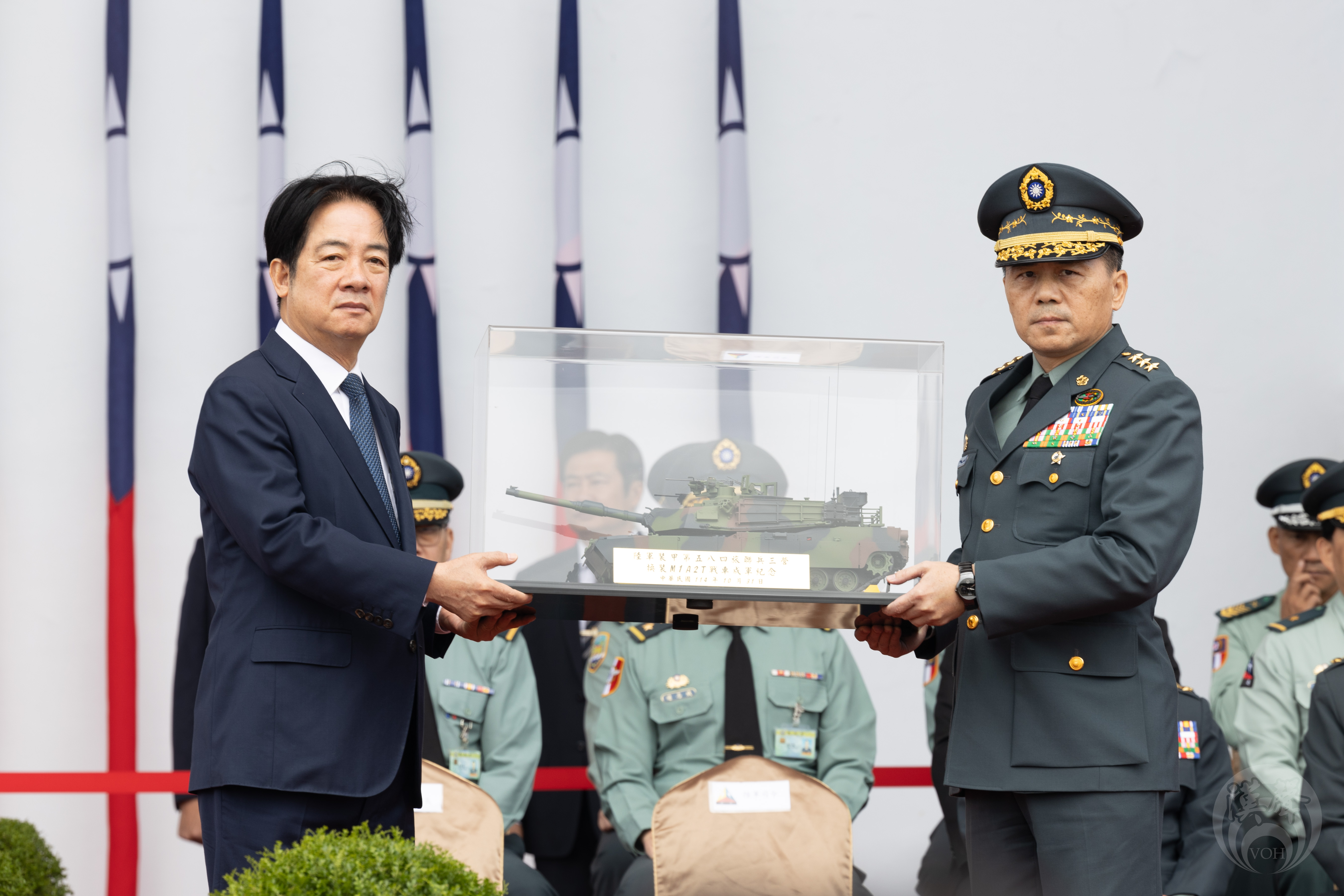 陸軍司令呂坤修上將向總統呈獻M1A2T戰車模型
