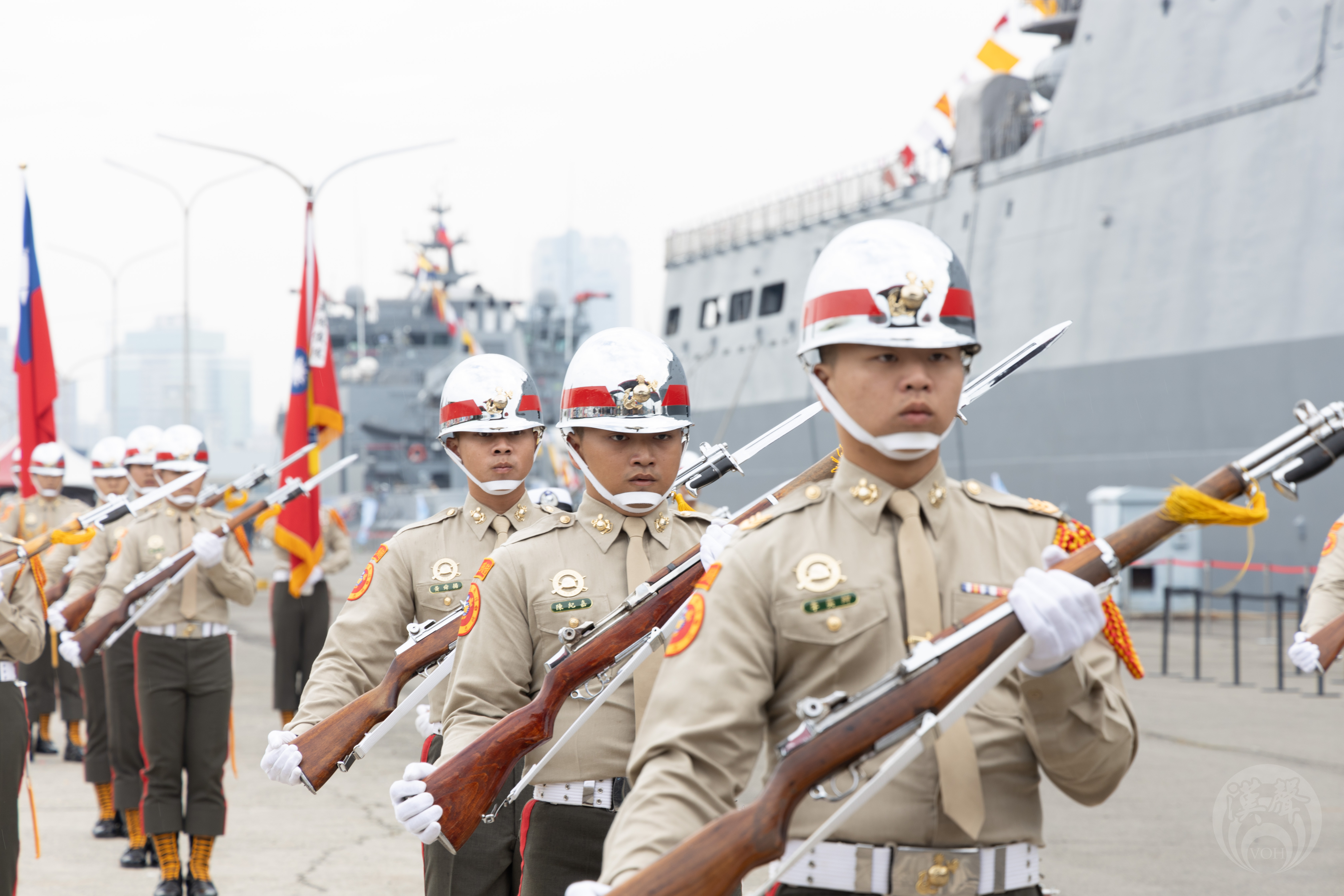 陸戰樂儀隊實施操槍表演