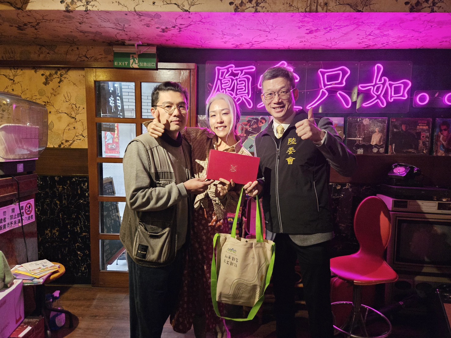 魯參事致贈郭女士及丈夫鄭先生禮品