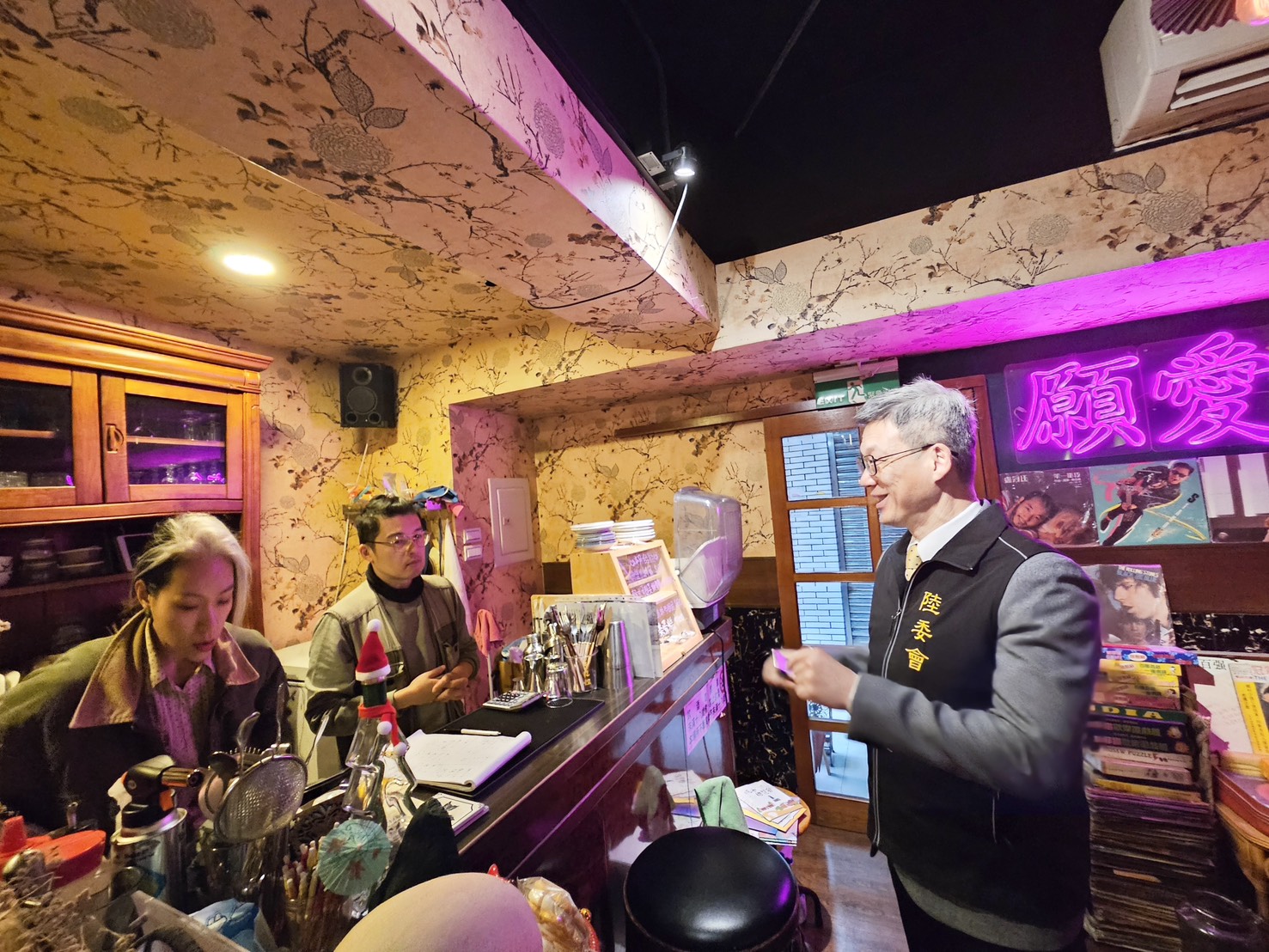 魯參事關心郭女士夫妻在臺生活及咖啡廳經營情況