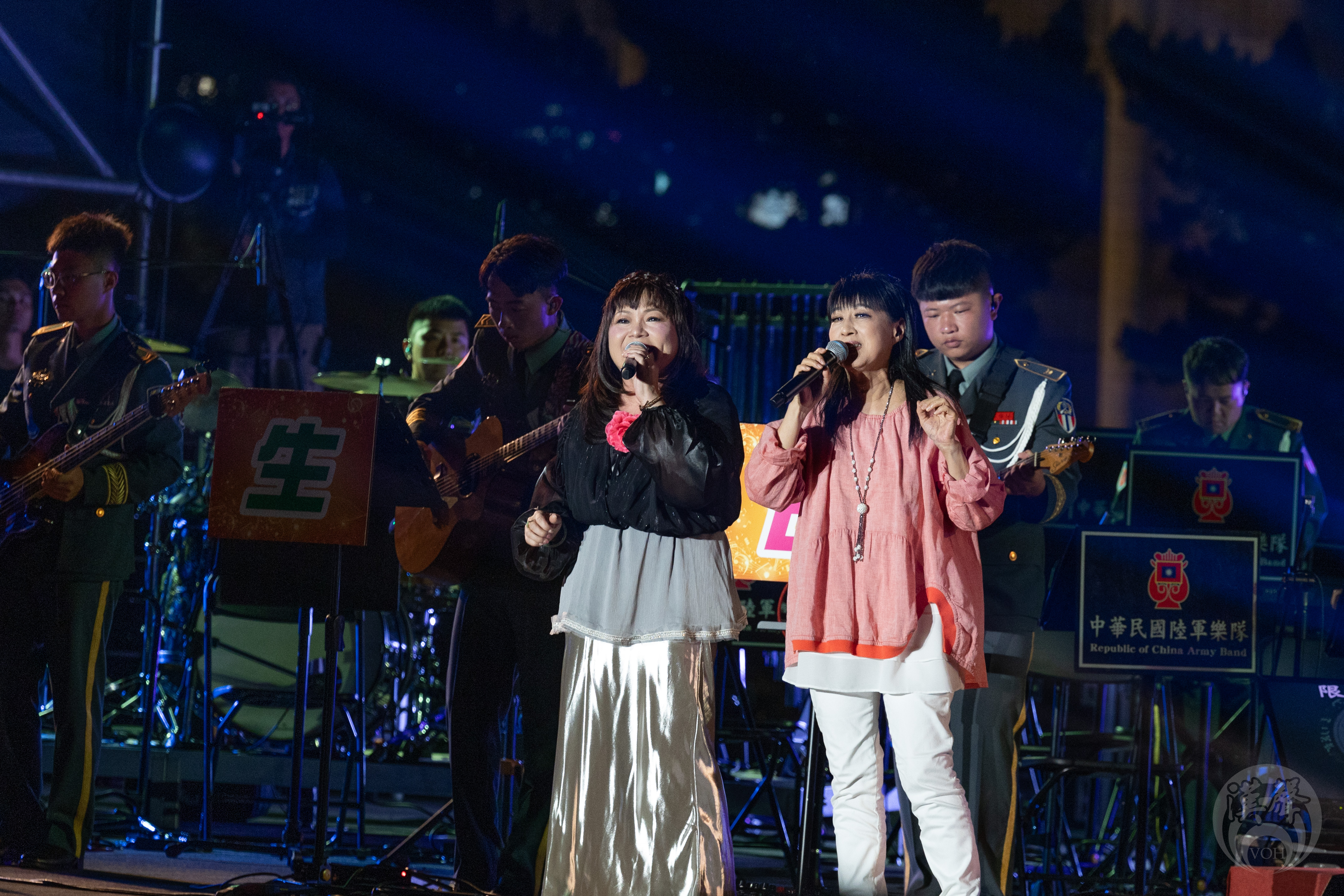 金曲組合南方二重唱獻唱多首經典歌曲