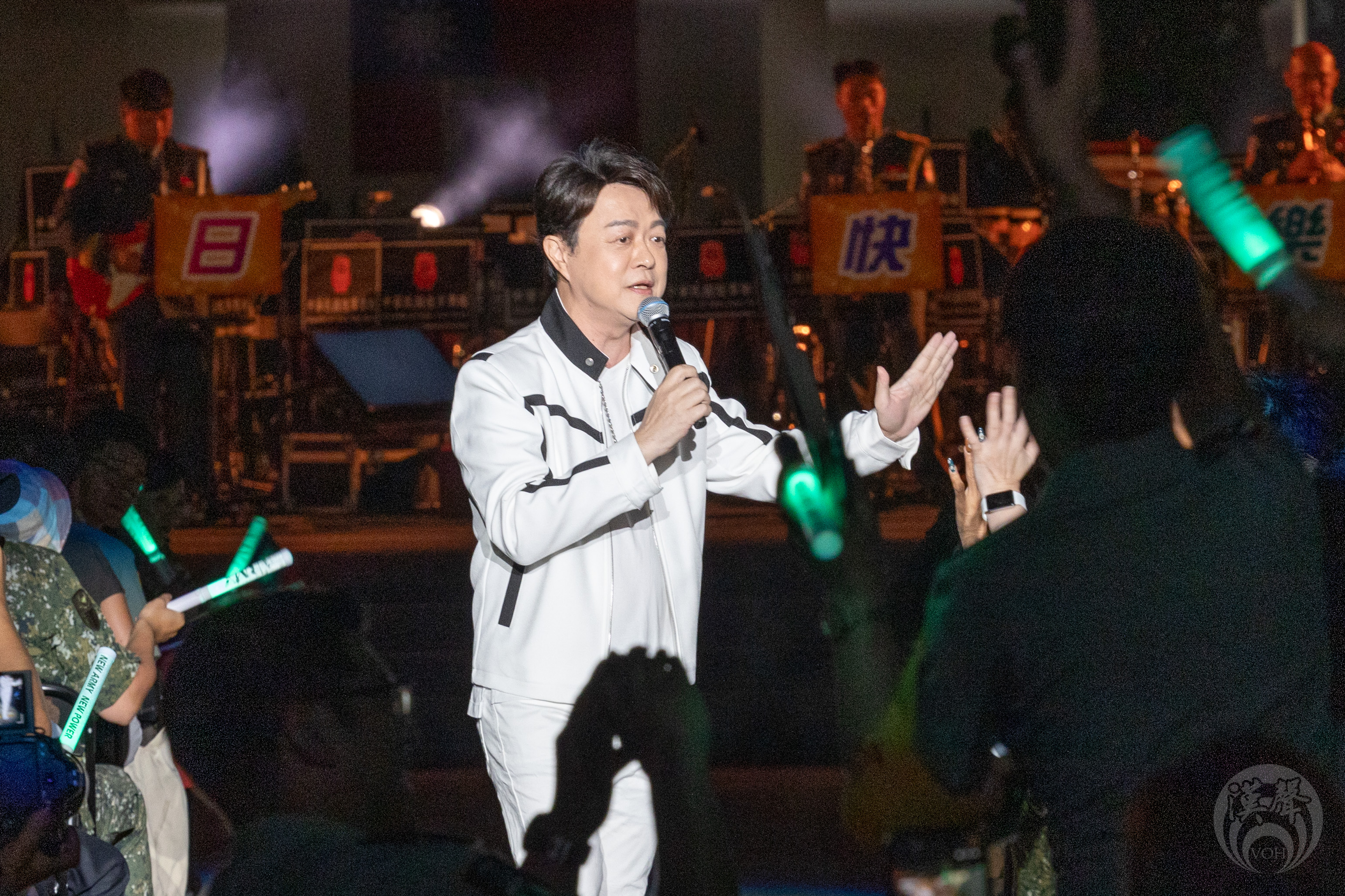 金曲歌王翁立友與民眾親密互動