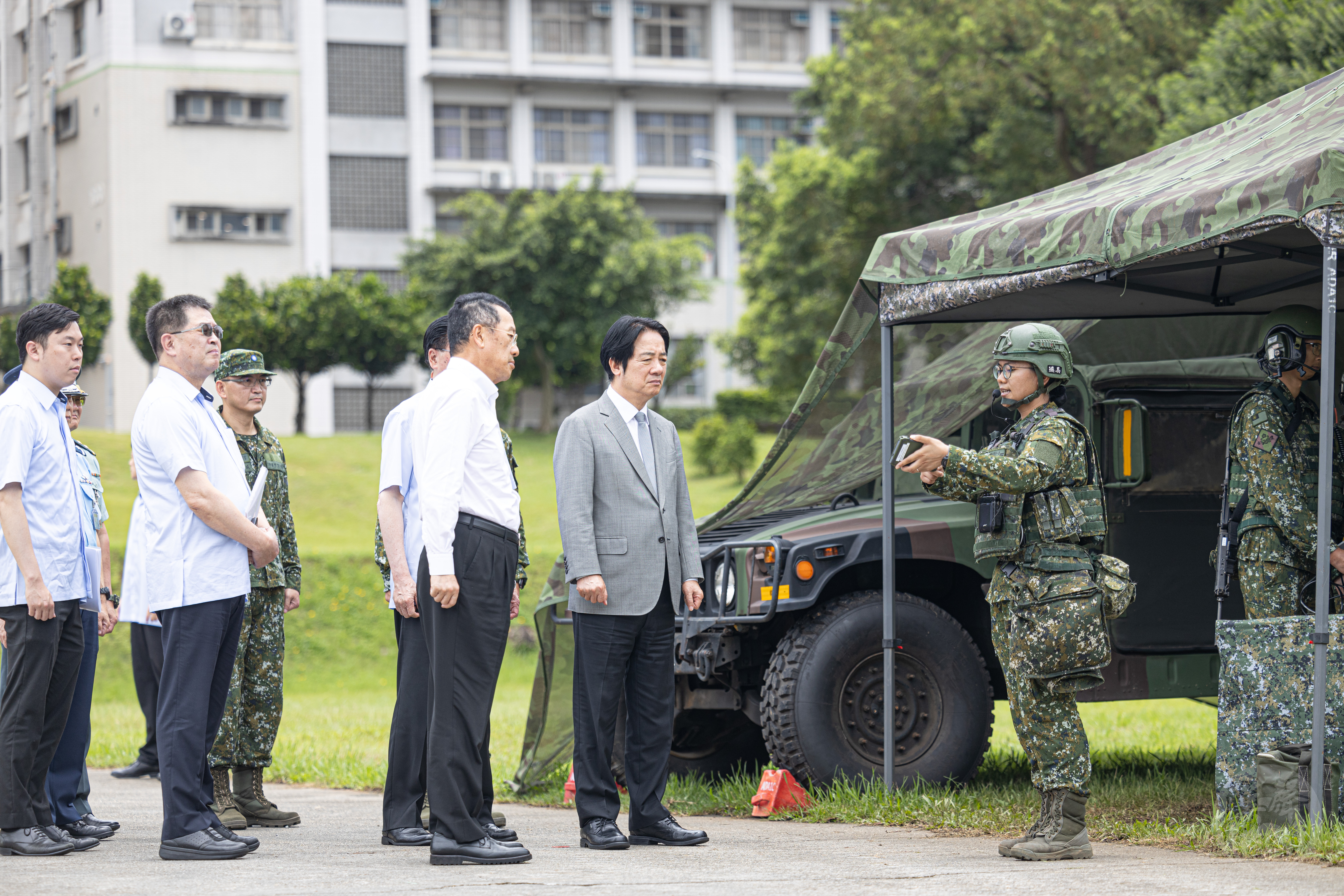 官兵使用ATAK手機向總統報告部署位置