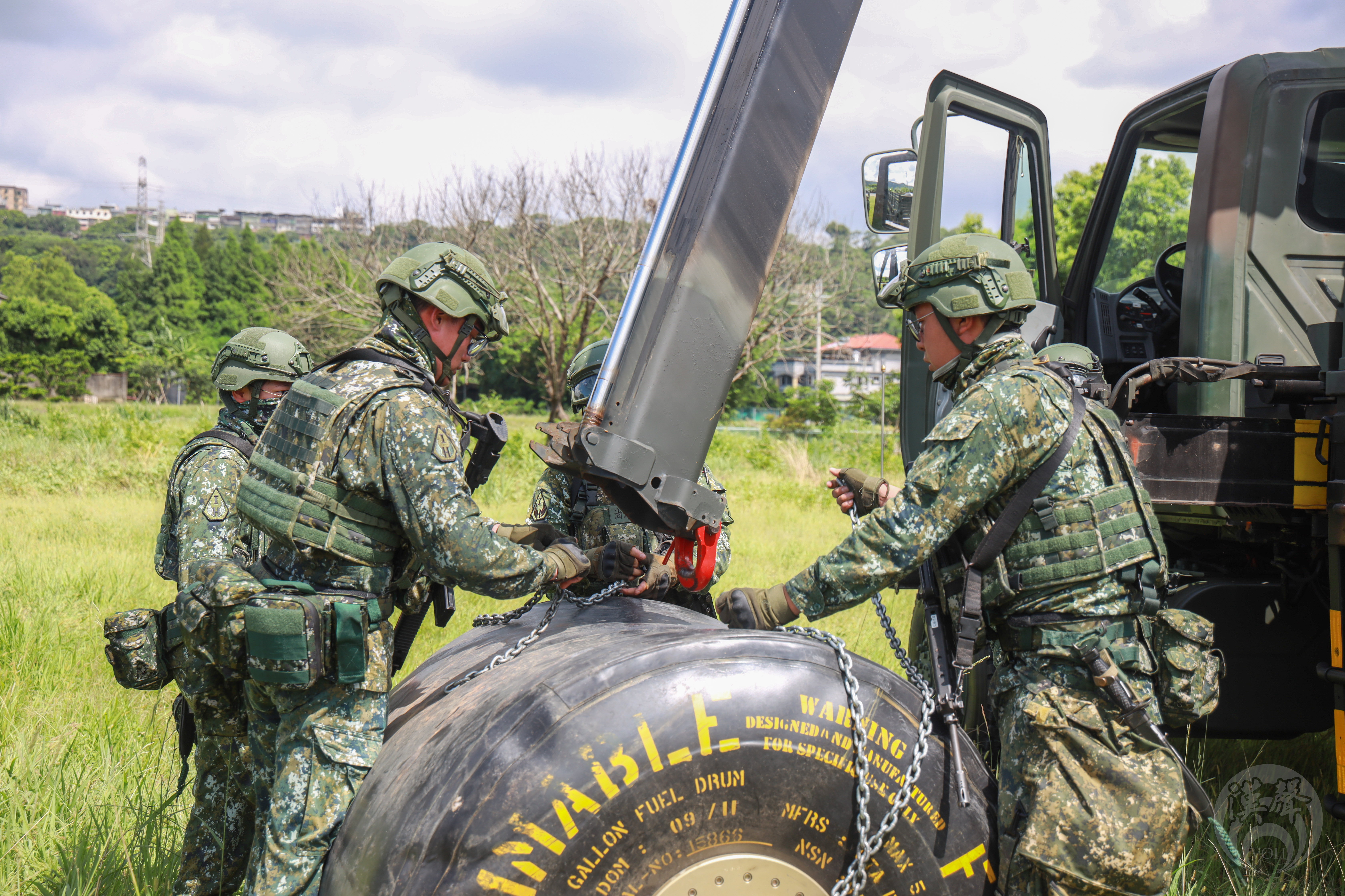 地面官兵執行油囊勾接、卸載及前進加油系統設置作業