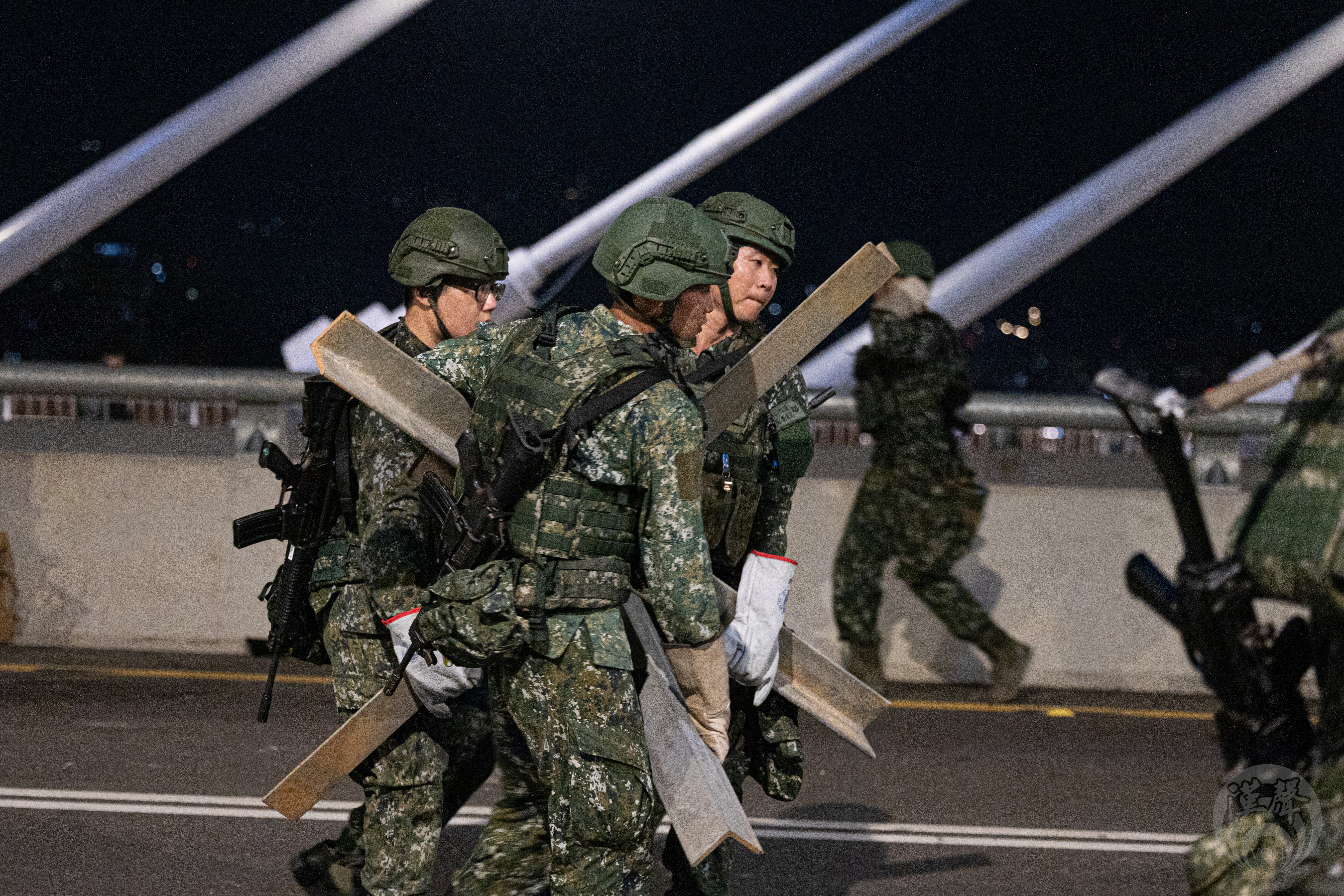陸軍五三工兵群官兵架設鋼刺蝟