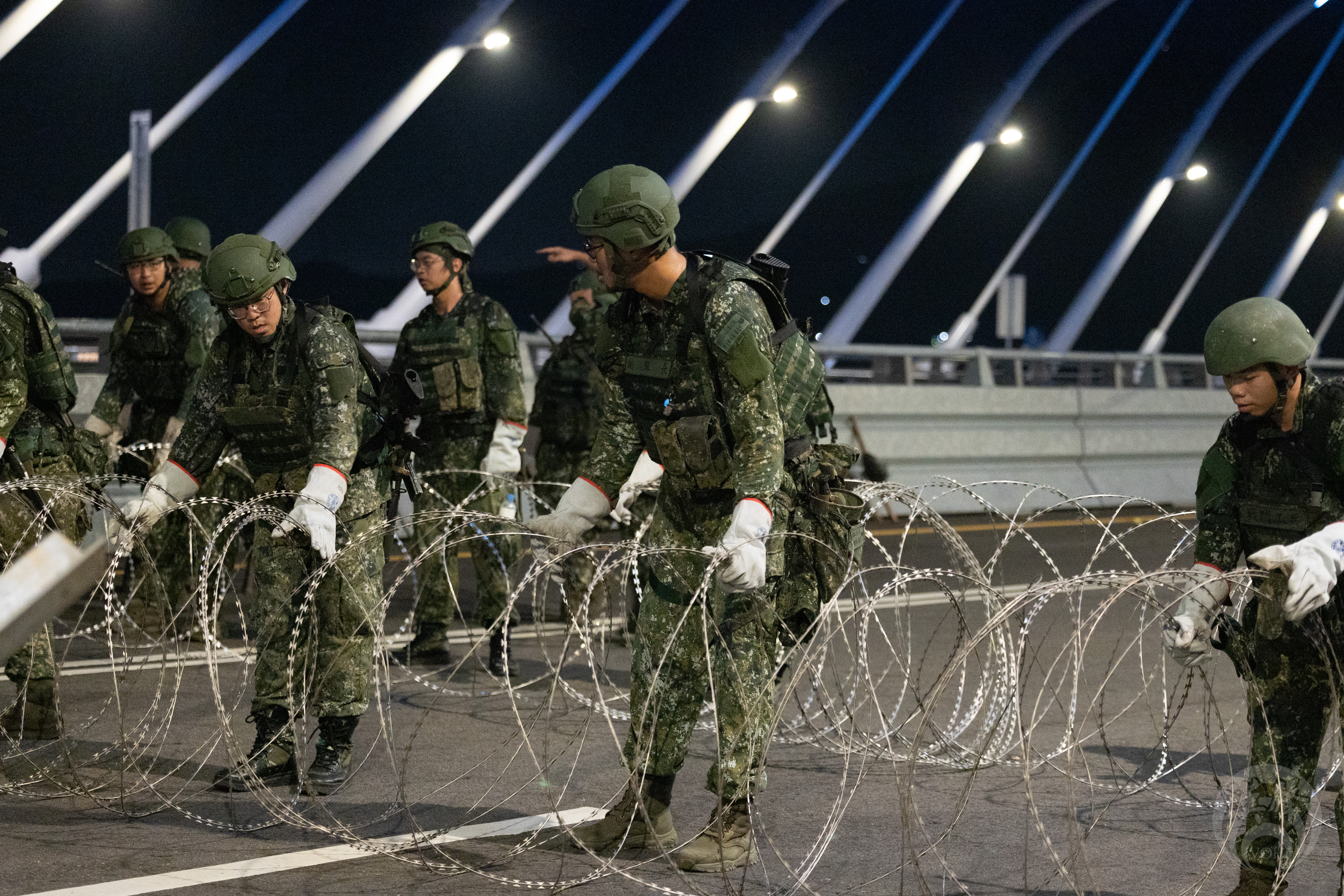 陸軍五三工兵群官兵架設蛇腹型鐵絲網