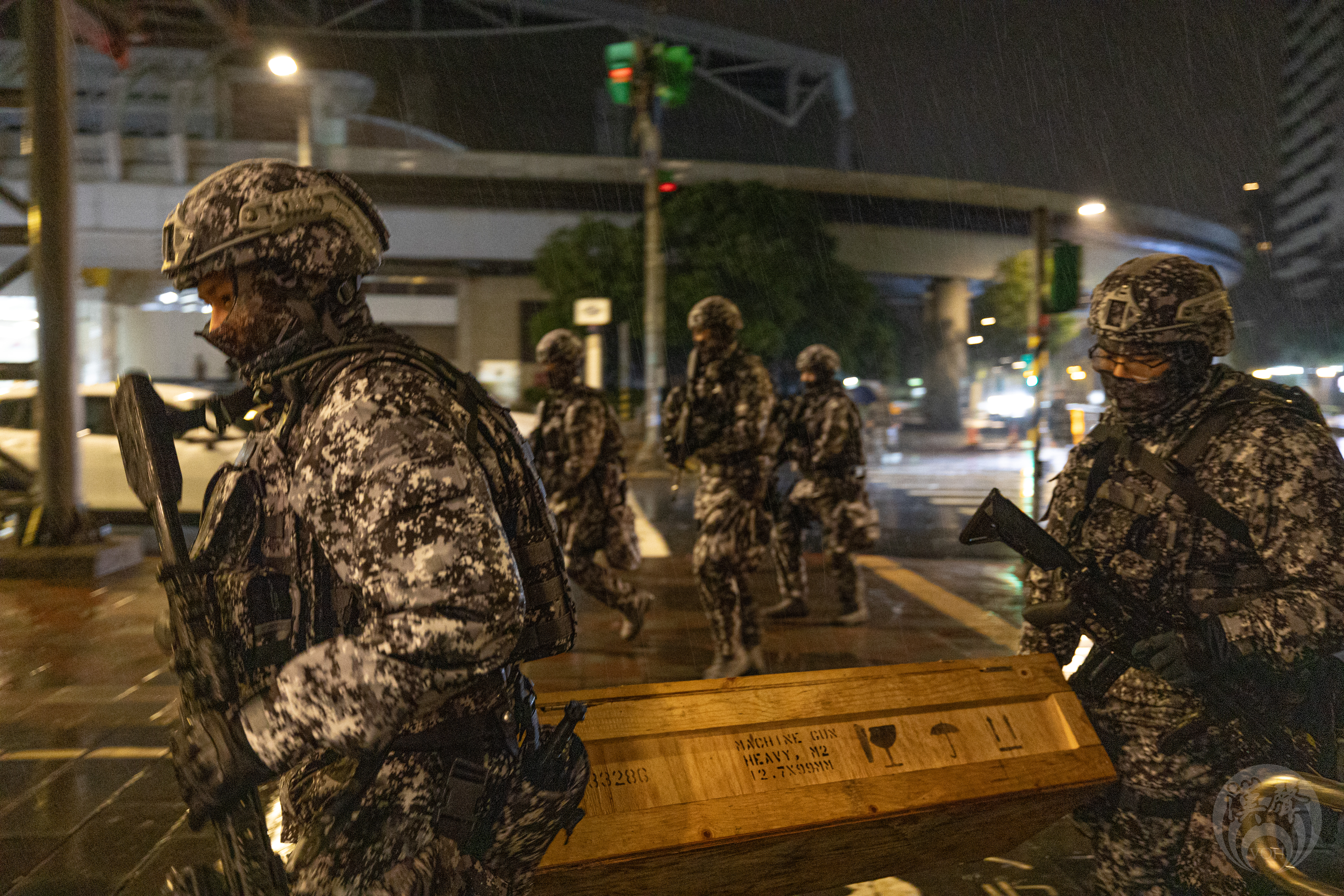 憲兵官兵進入戰術位置