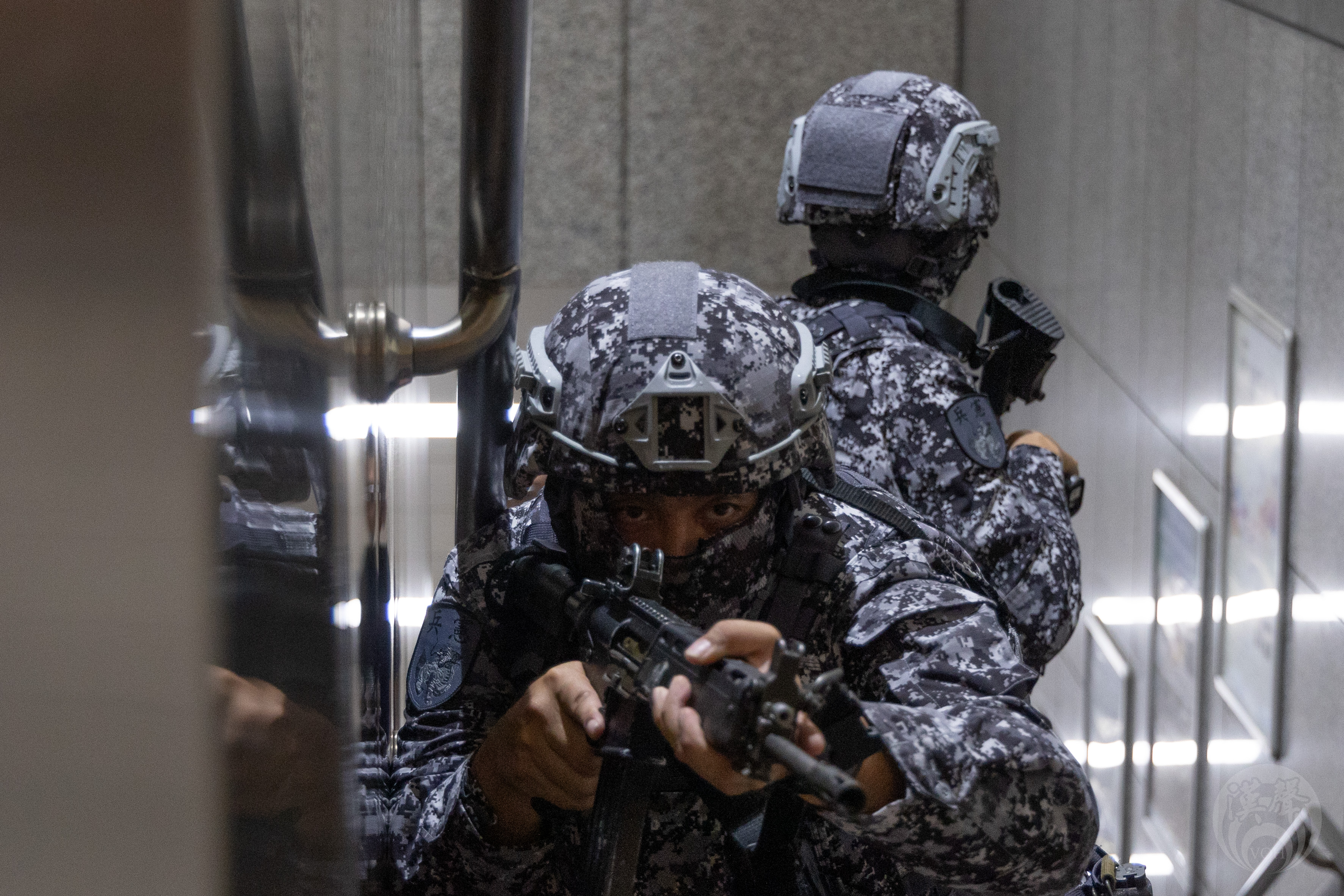 憲兵官兵向捷運站內推進
