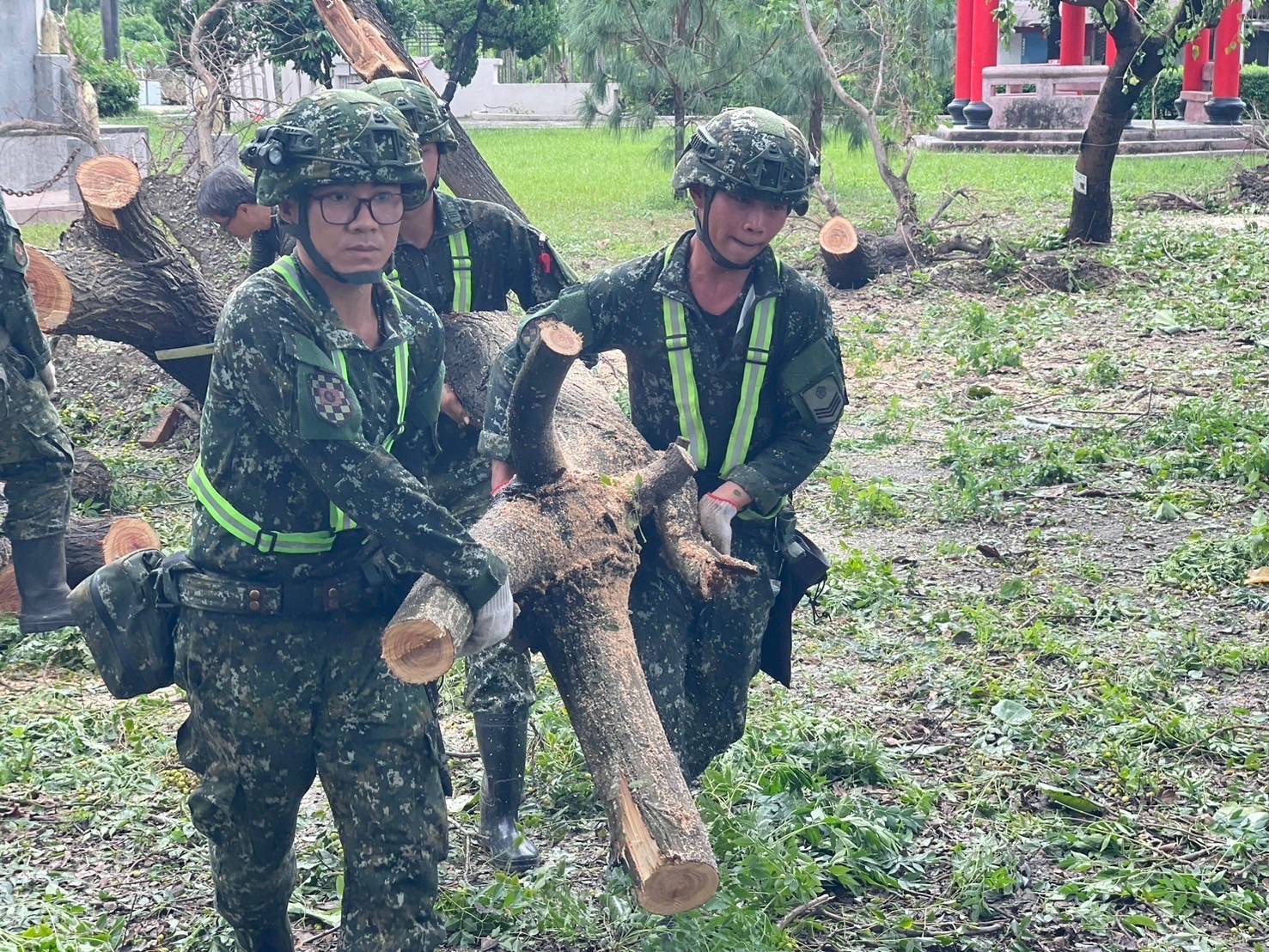 機步333旅官兵於屏東縣市區清理樹木斷枝。