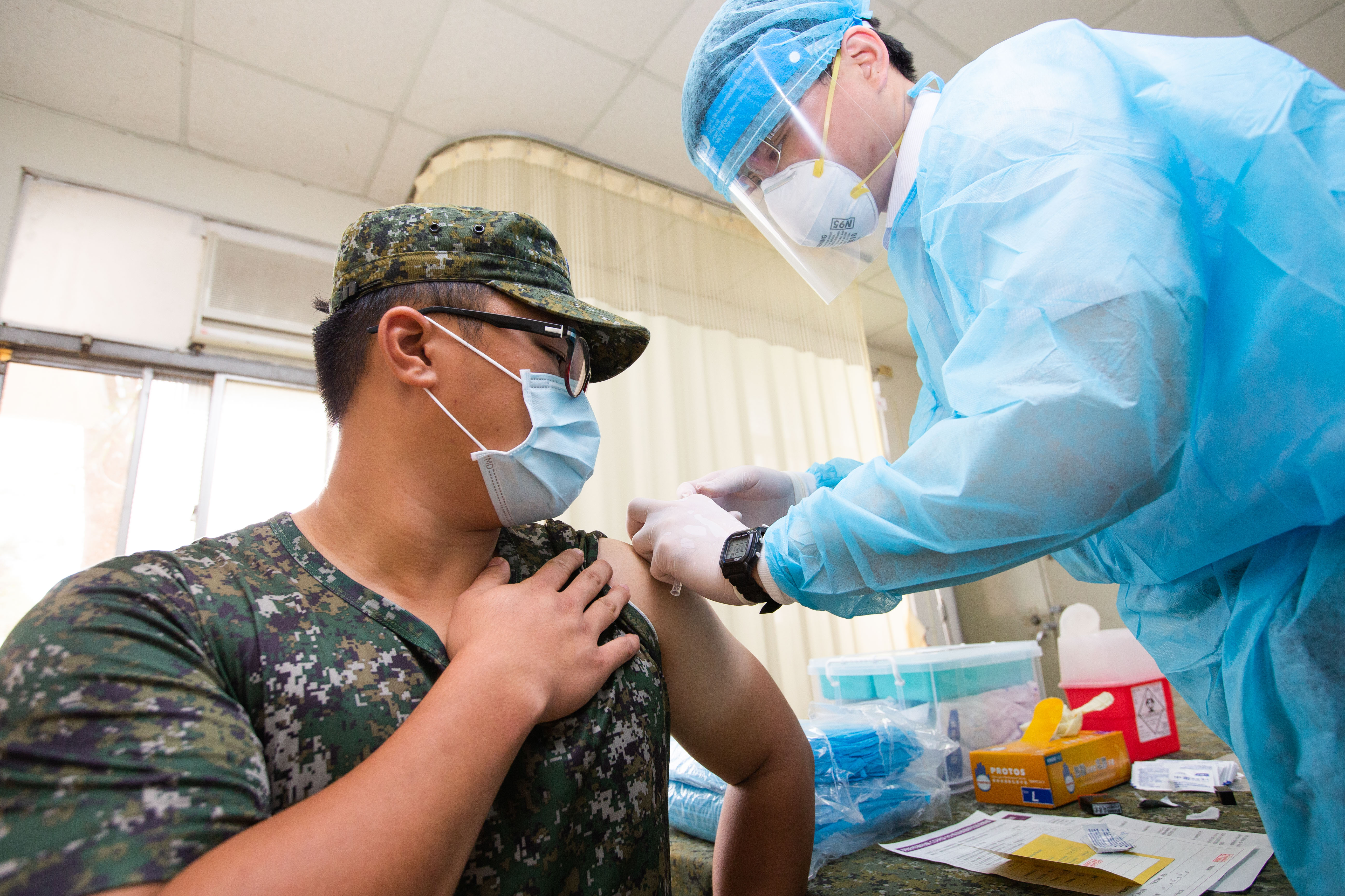 陸軍33化學兵群14日安排官兵進行新冠肺炎疫苗接種。