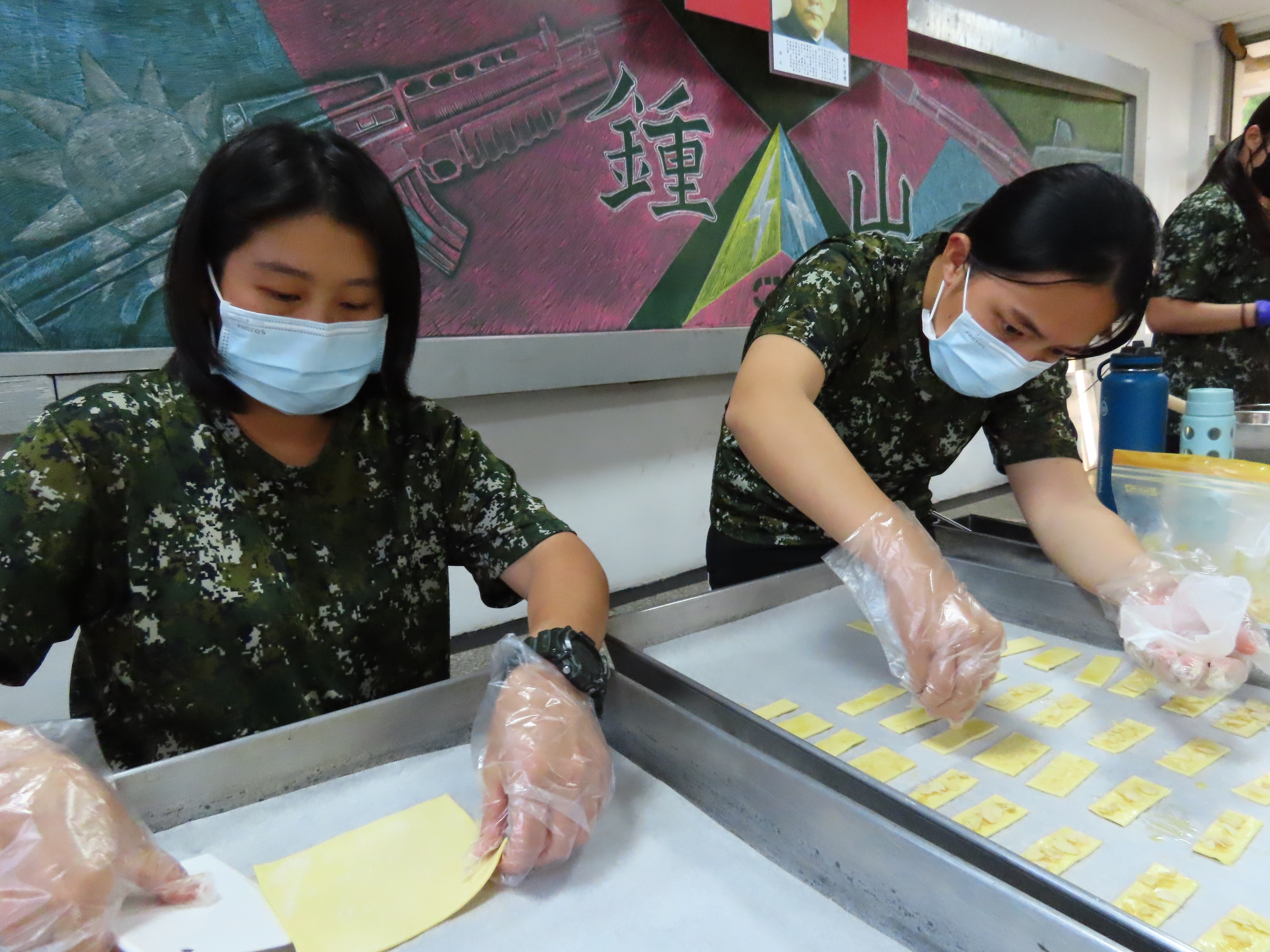 學員認真製作美味點心