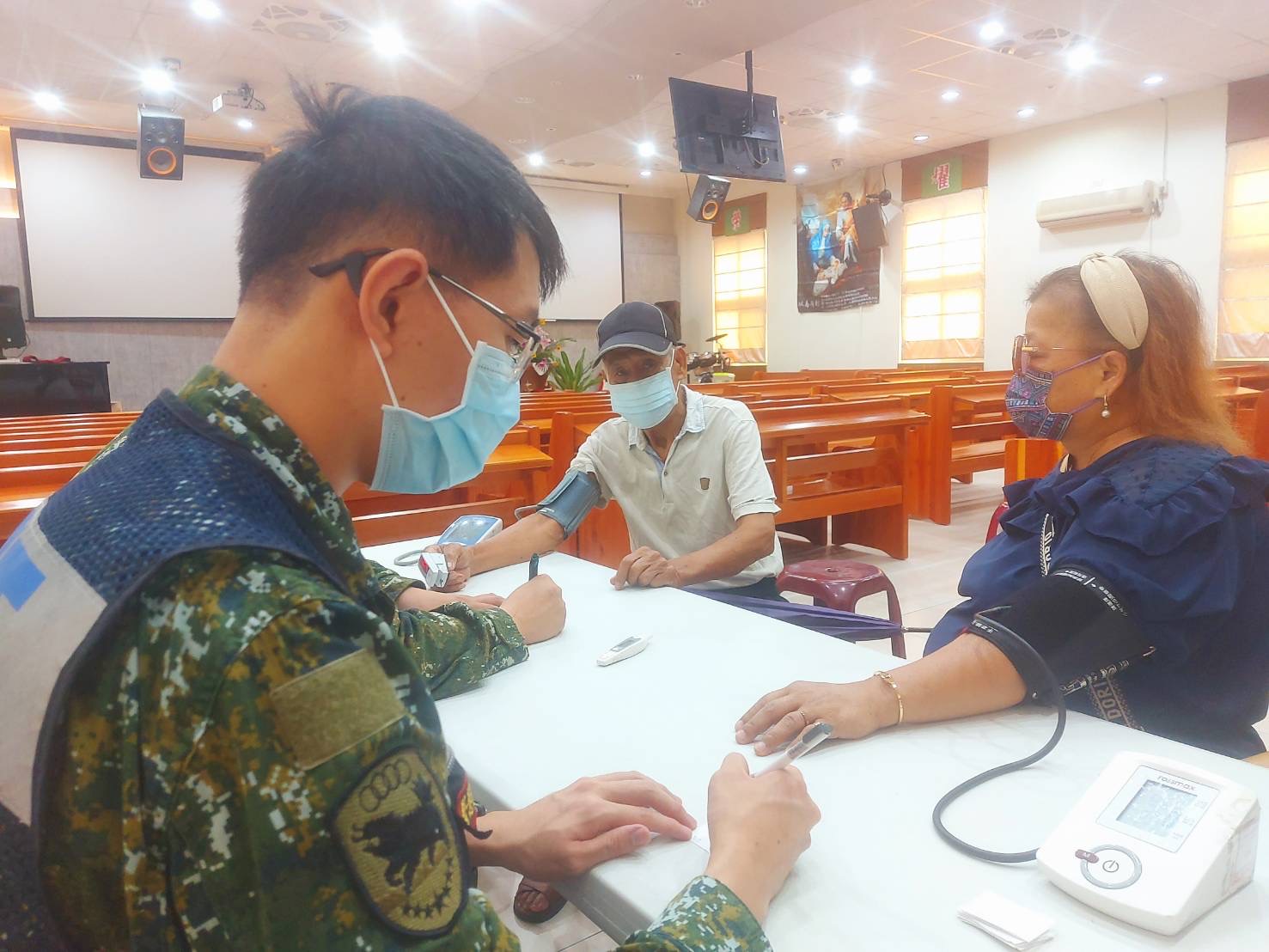 由具EMT1救護員資格的士兵幫村民量測血壓。