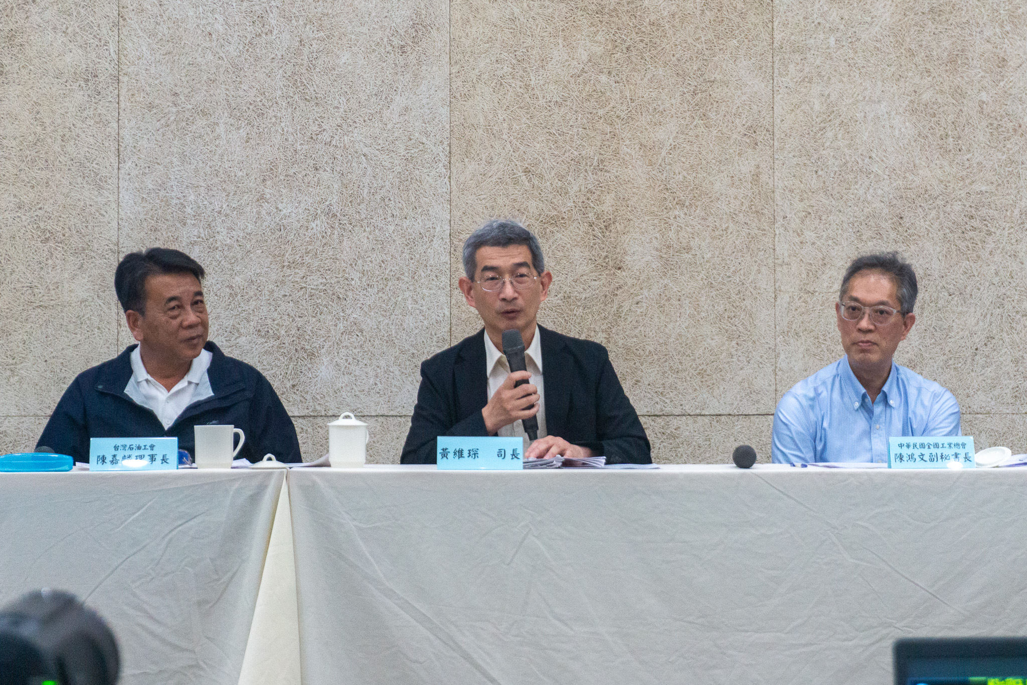 臺灣石油工會陳嘉麟理事長(左)、勞動福祉退休司司長黃維琛(中)、中華民國全國工業總會陳鴻文副秘書長(右)。