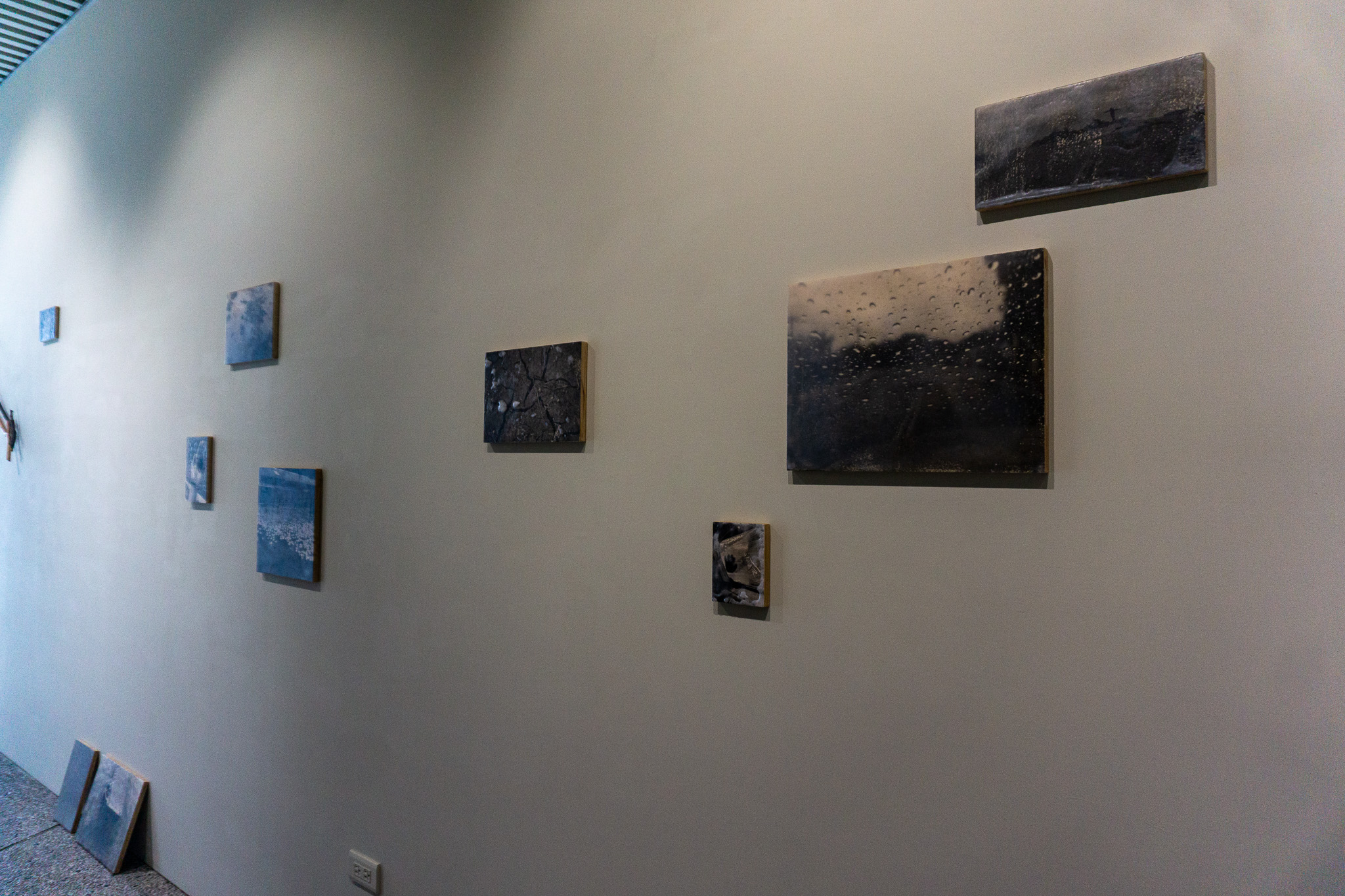 以手機影像轉印作品構築記憶地景，透過雨滴、樹影與天空等日常片刻，呈現時間留下的痕跡。（記者景義婷攝）